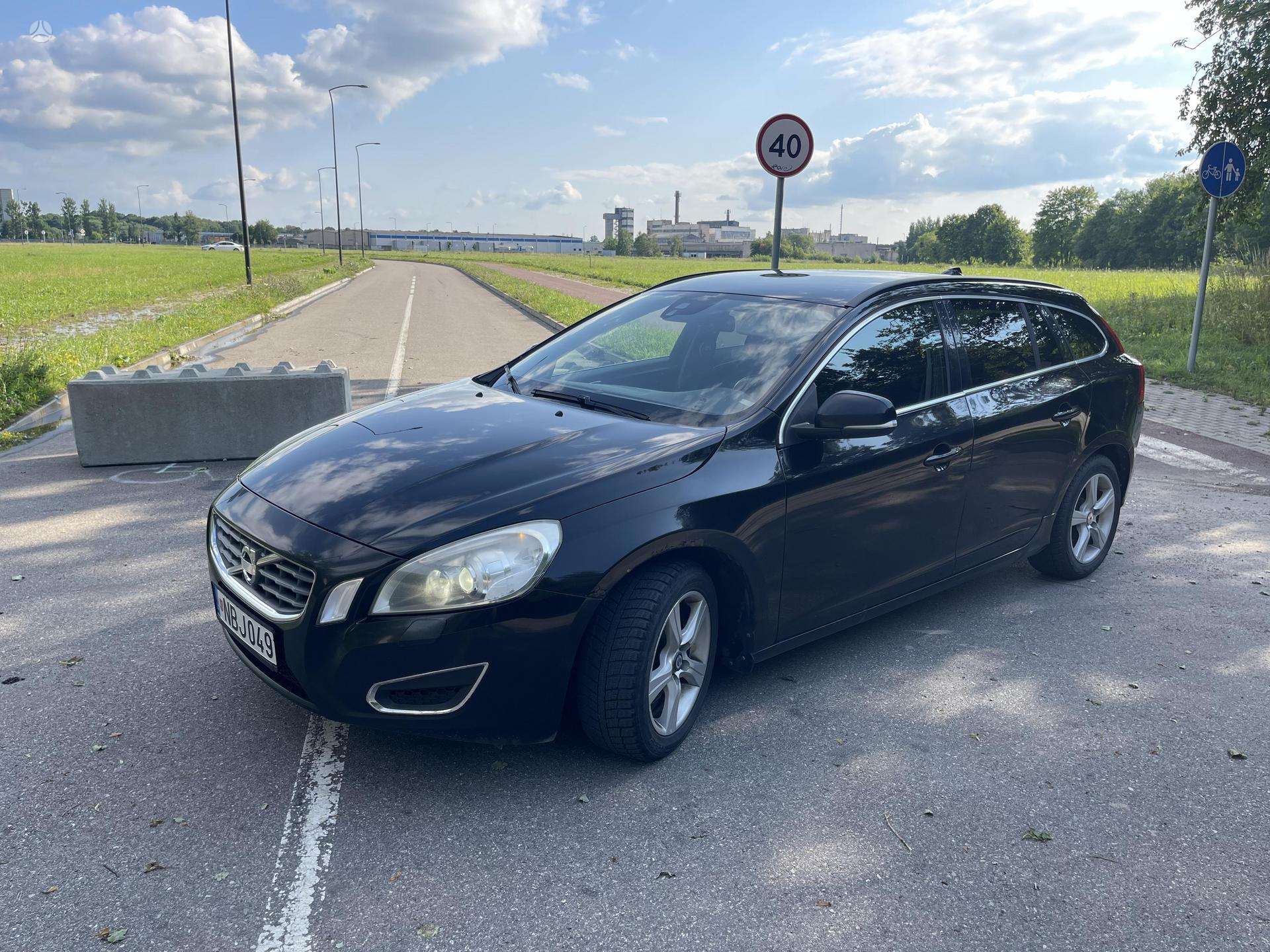 Volvo V60.