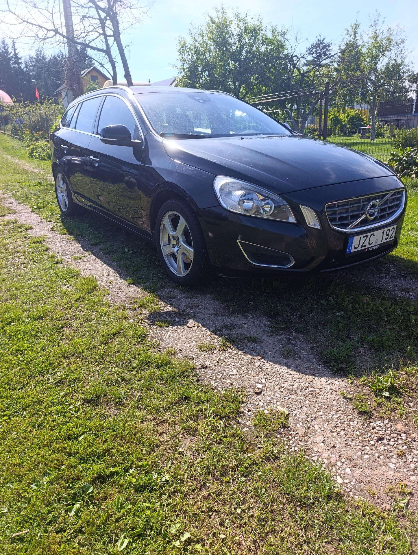 Volvo V60.