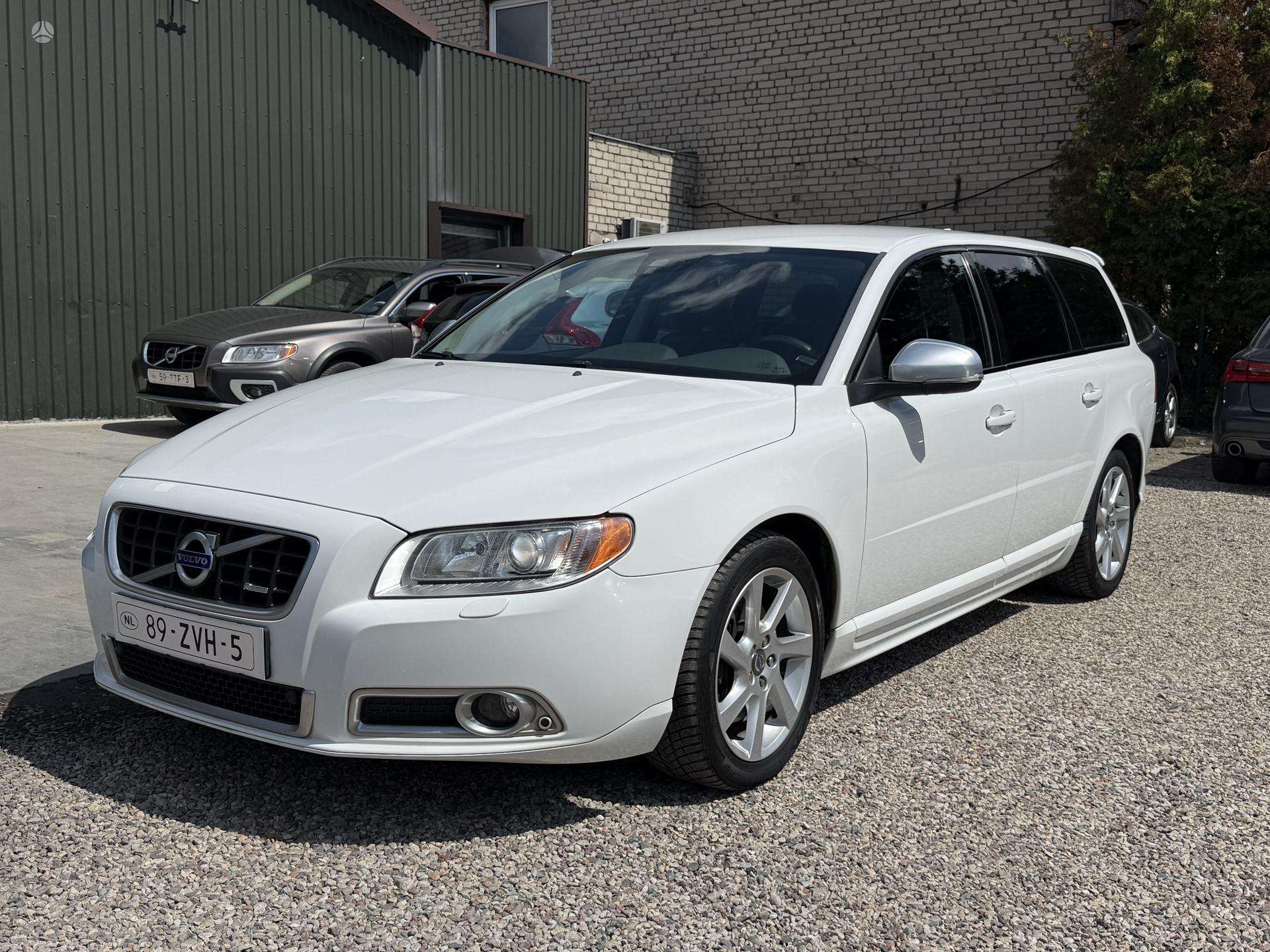 Volvo V70.