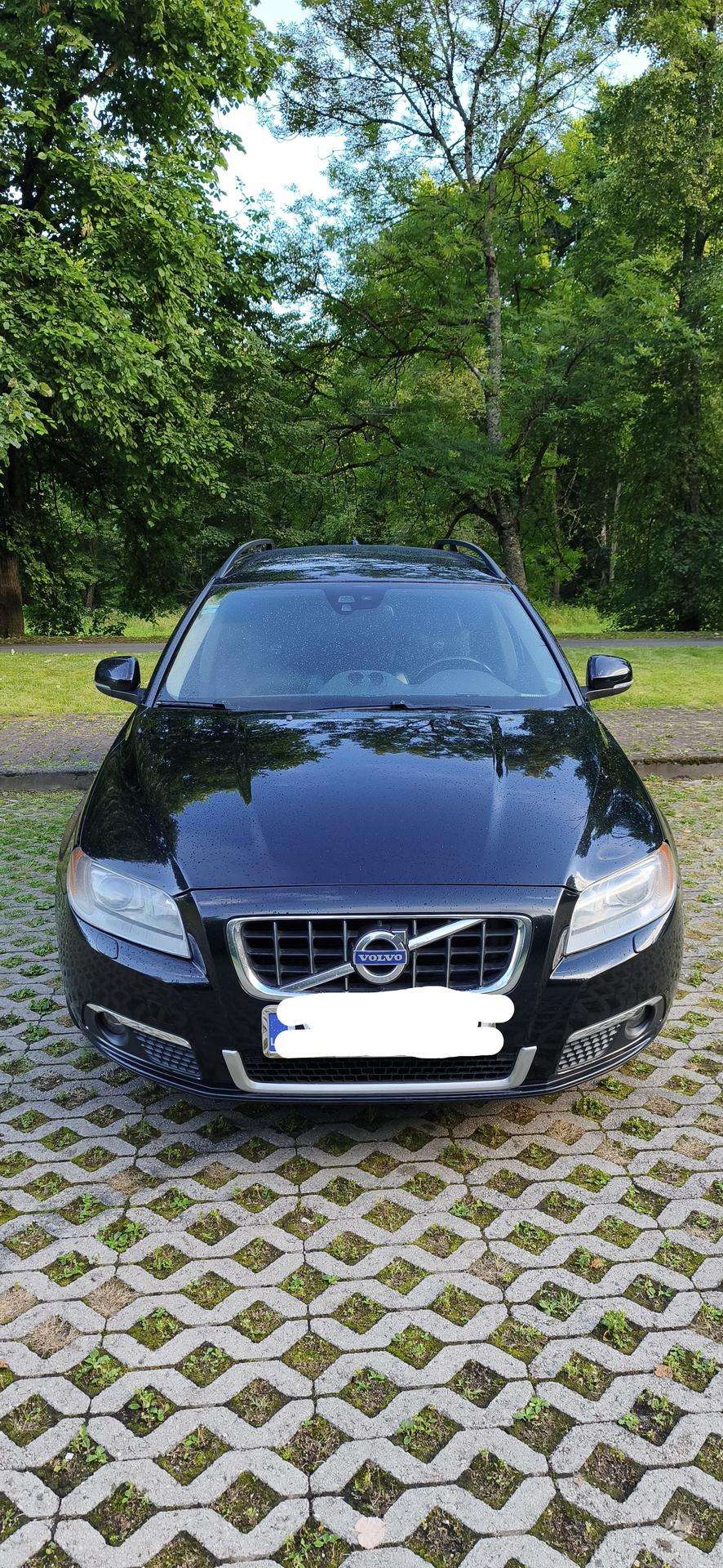 Volvo V70.