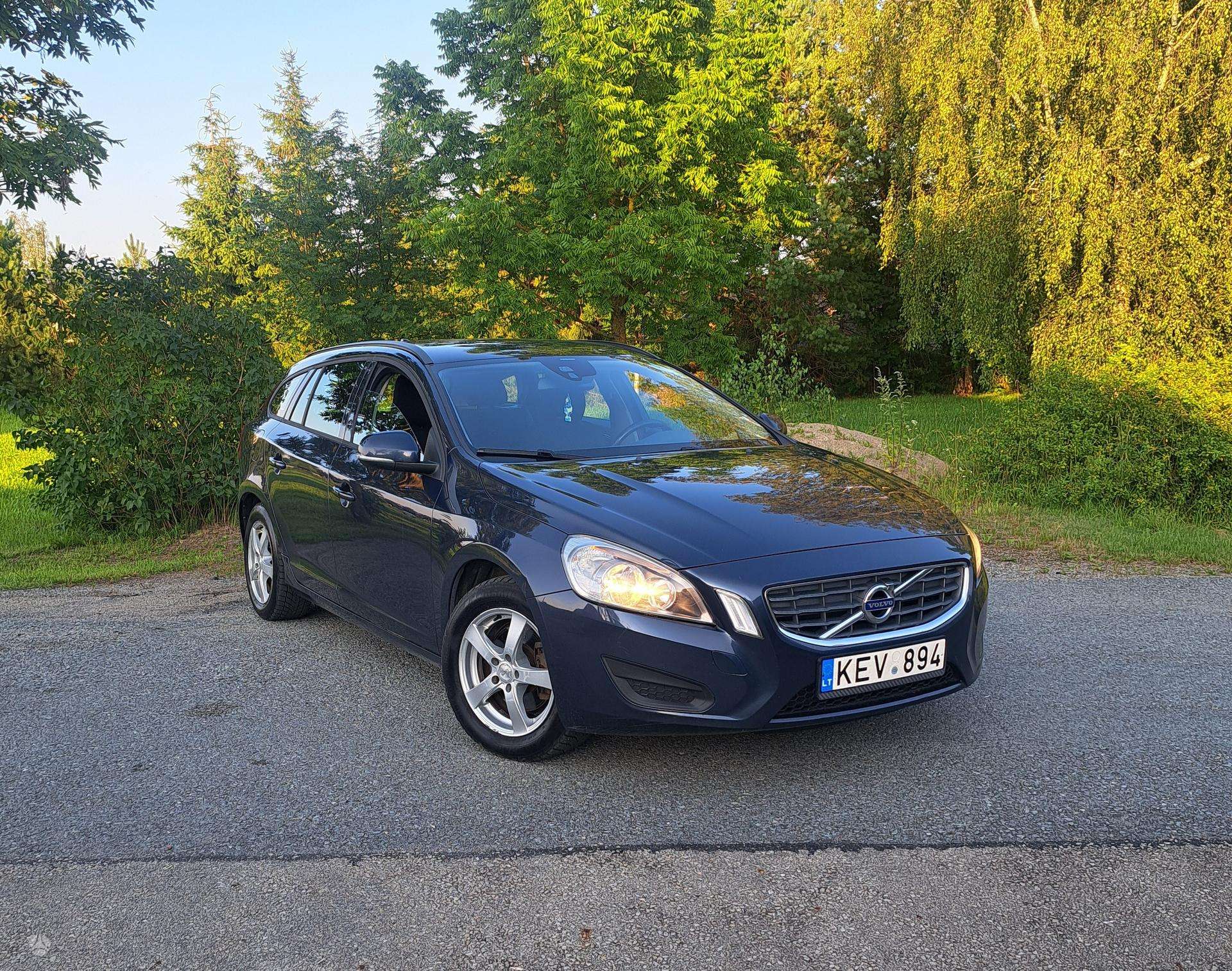 Volvo V60.