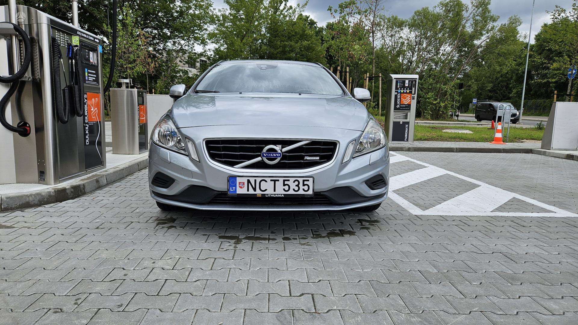 Volvo V60.