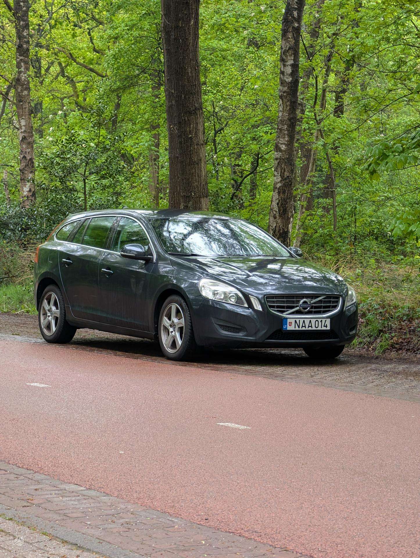 Volvo V60.