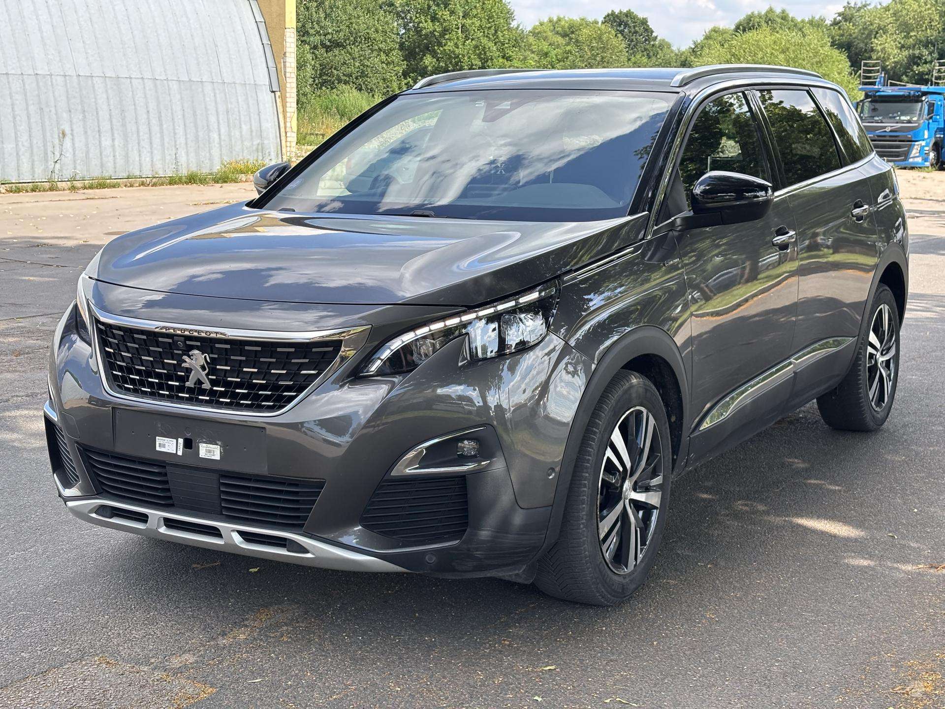 Peugeot 5008.