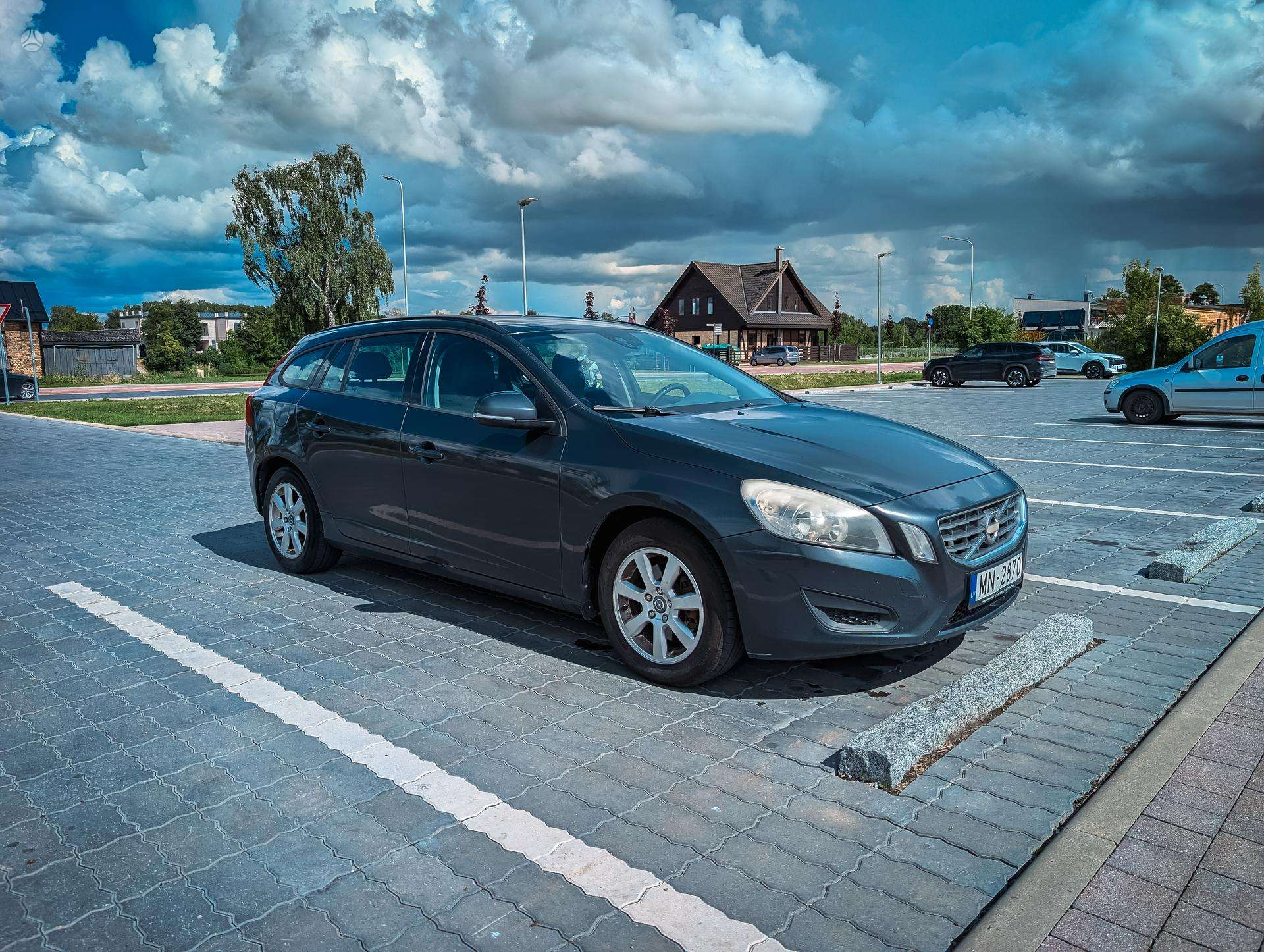 Volvo V60.