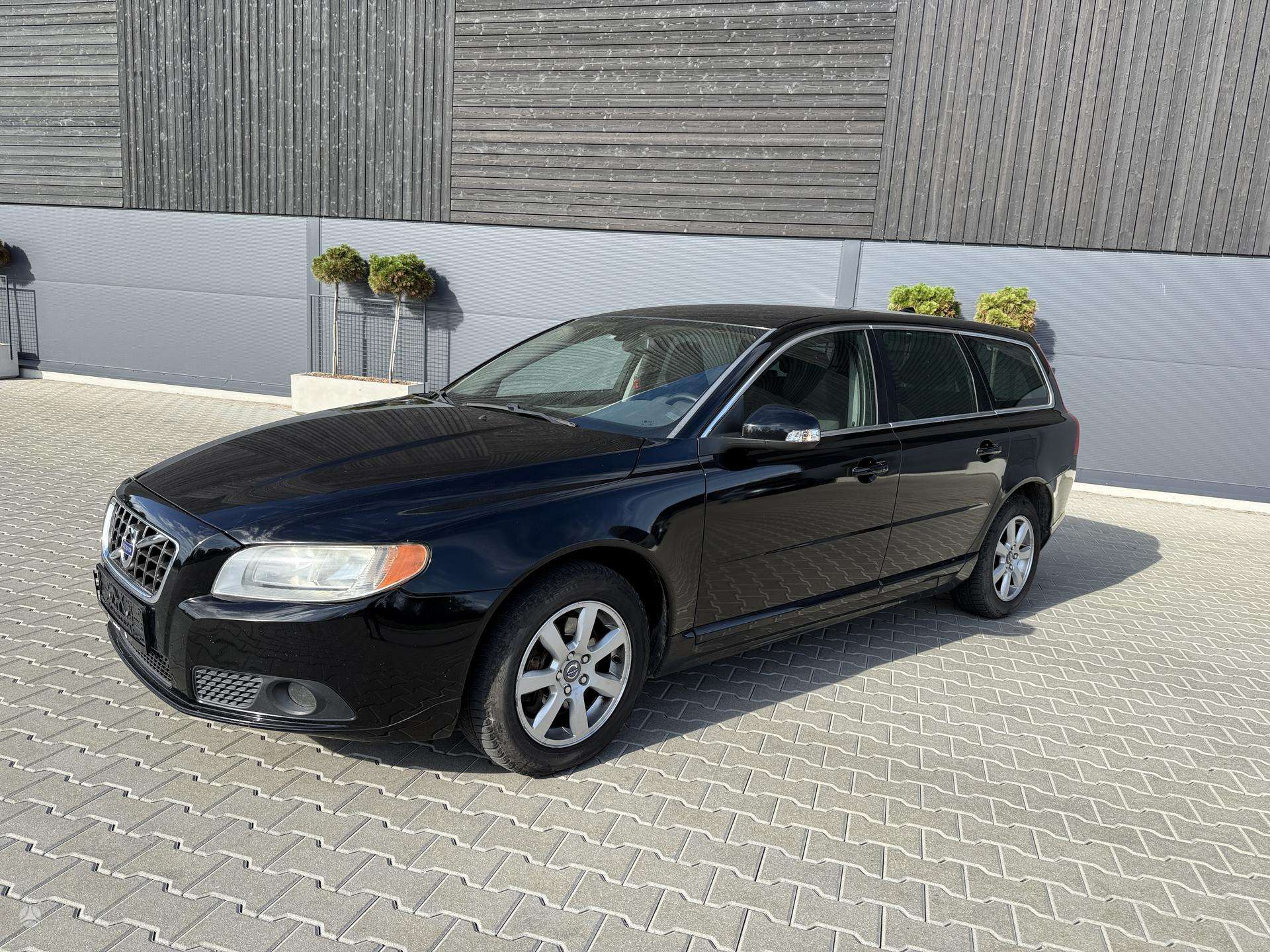 Volvo V70.