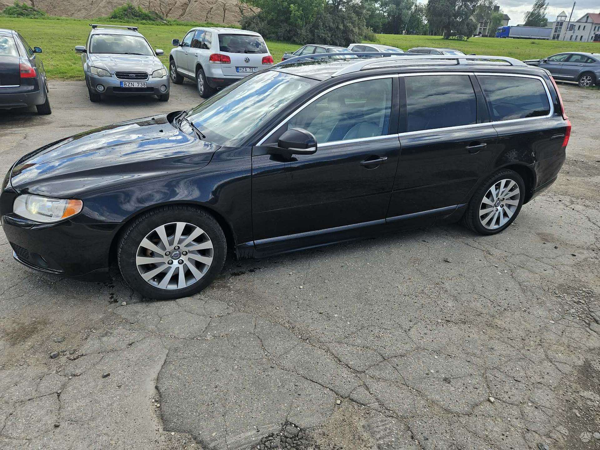 Volvo V70.