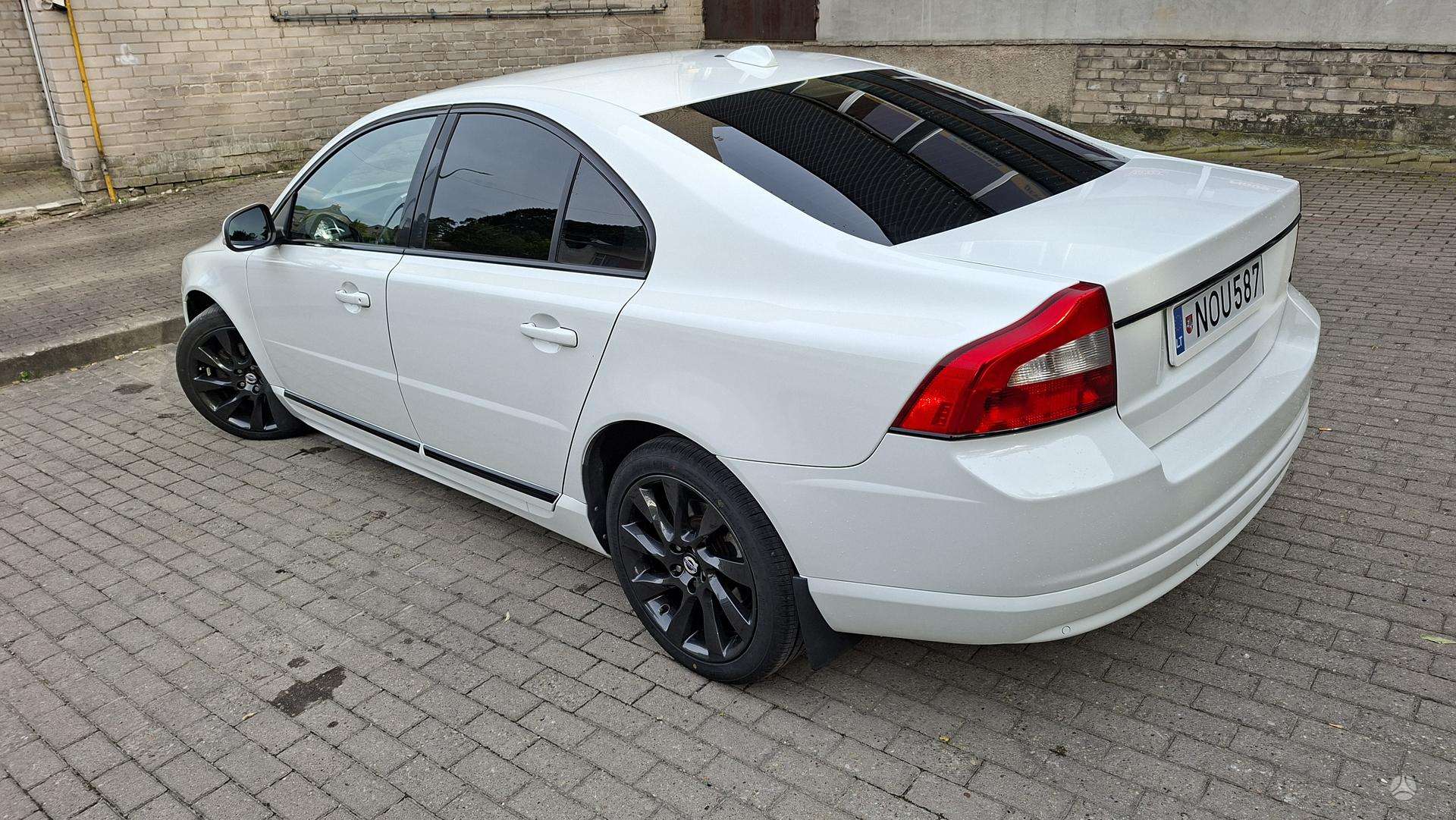 Volvo S80.