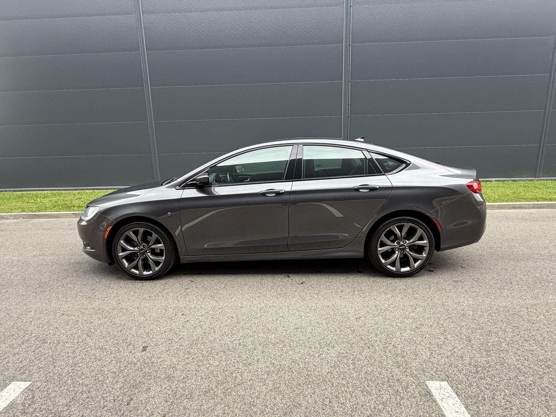 Chrysler 200.