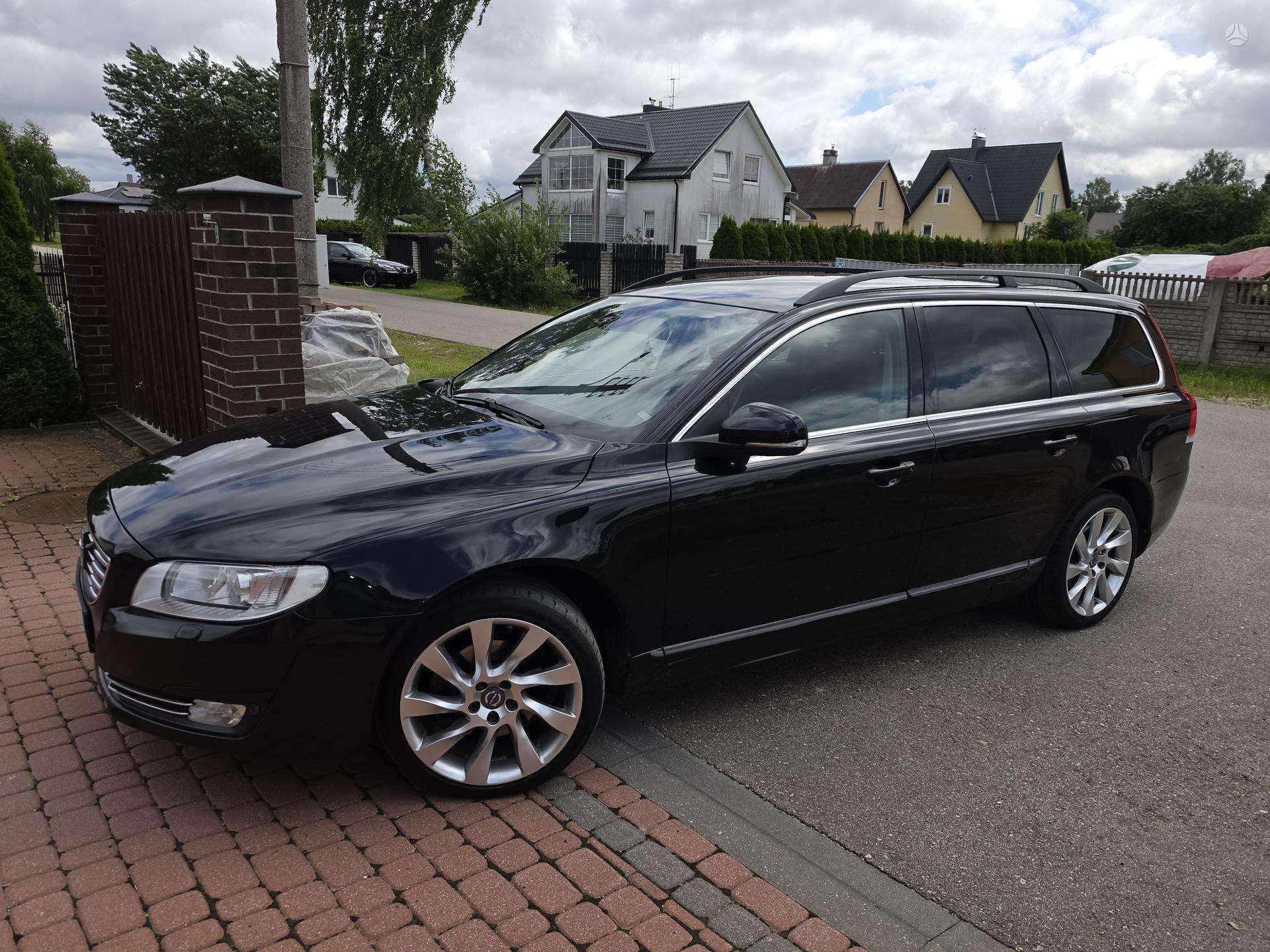 Volvo V70.