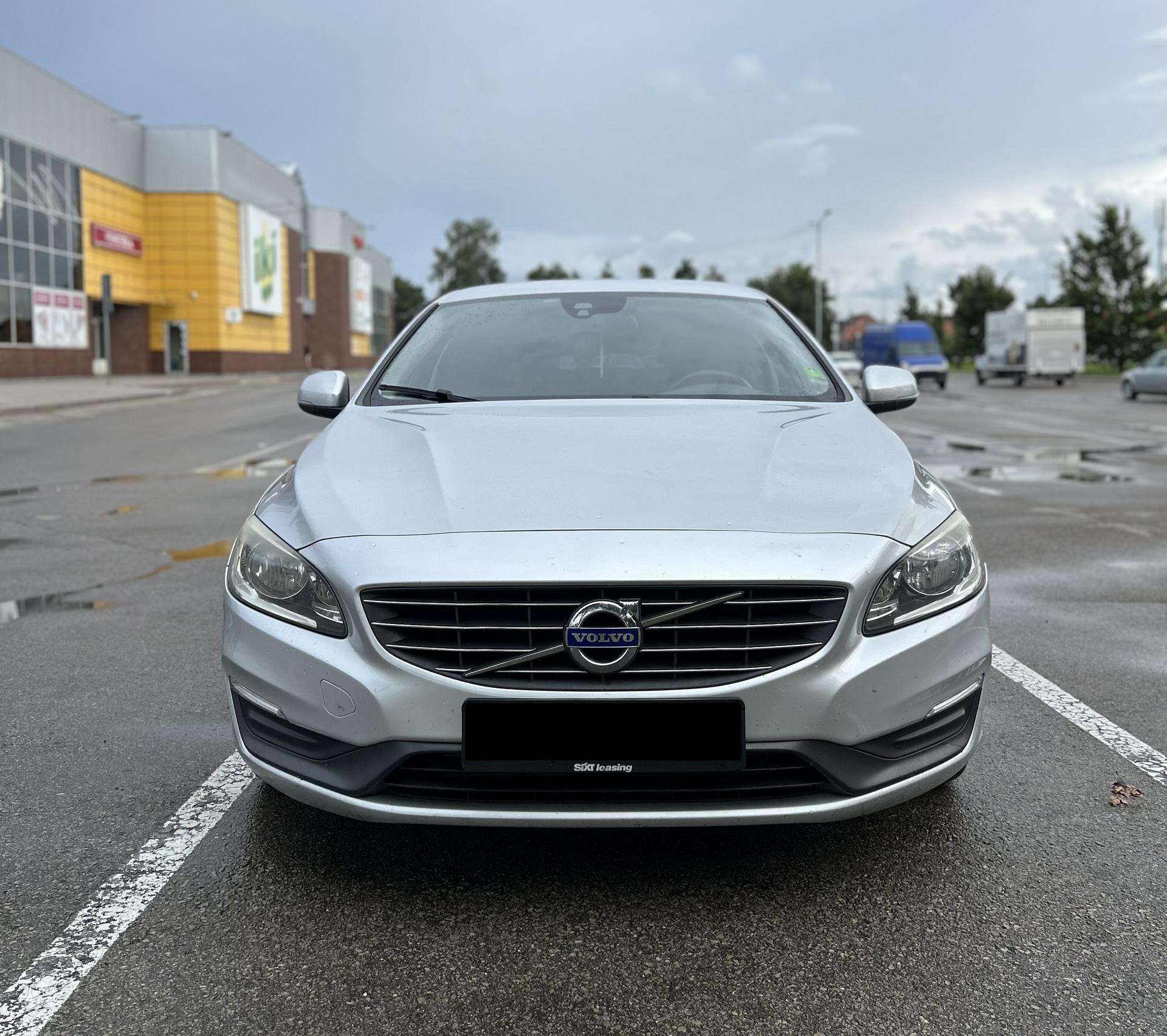 Volvo V60.