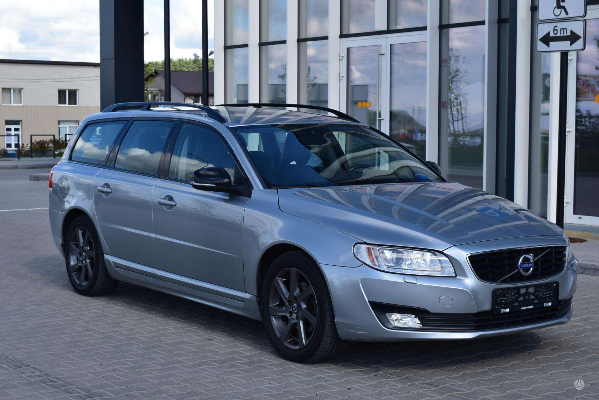 Volvo V70.