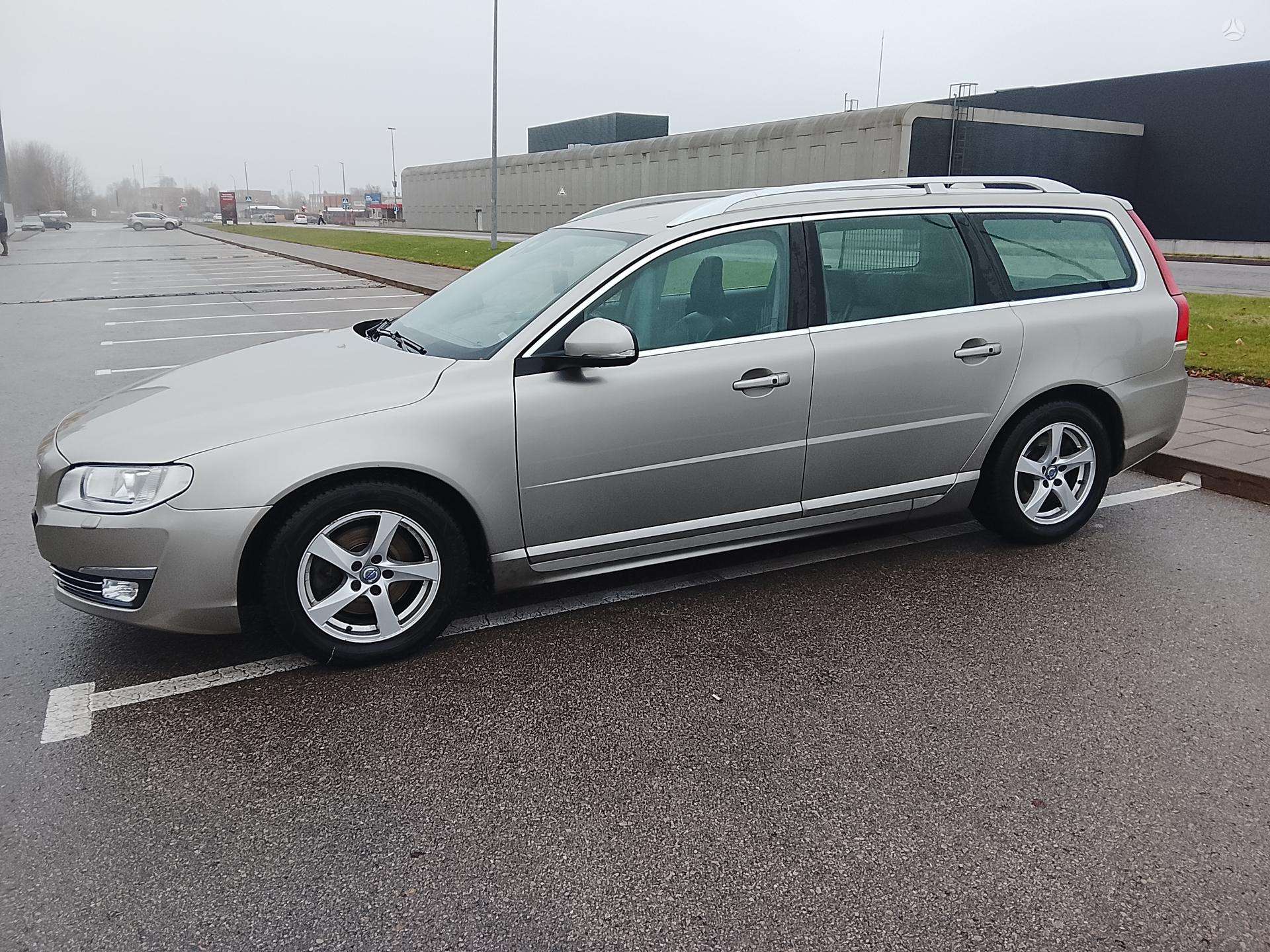 Volvo V70.