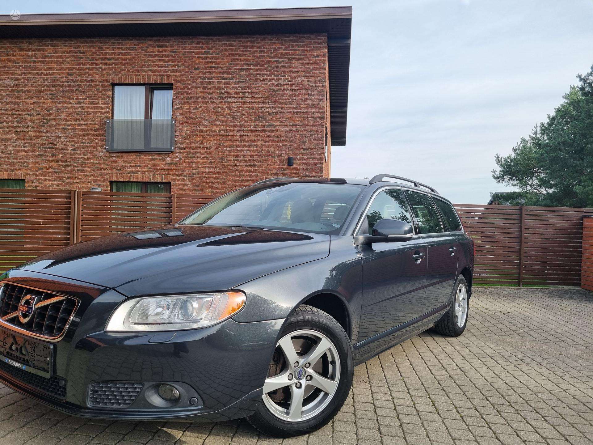 Volvo V70.