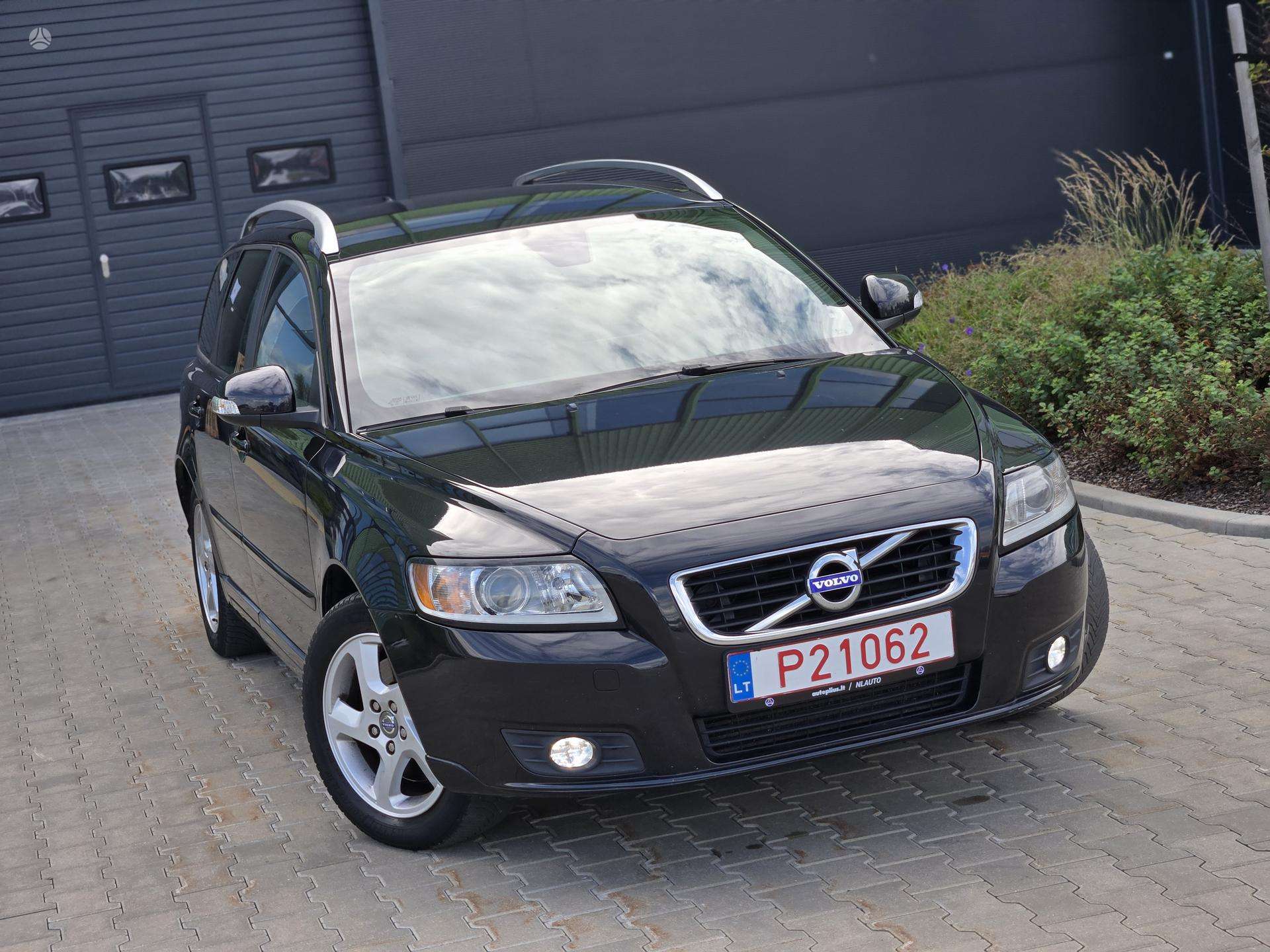 Volvo V50.