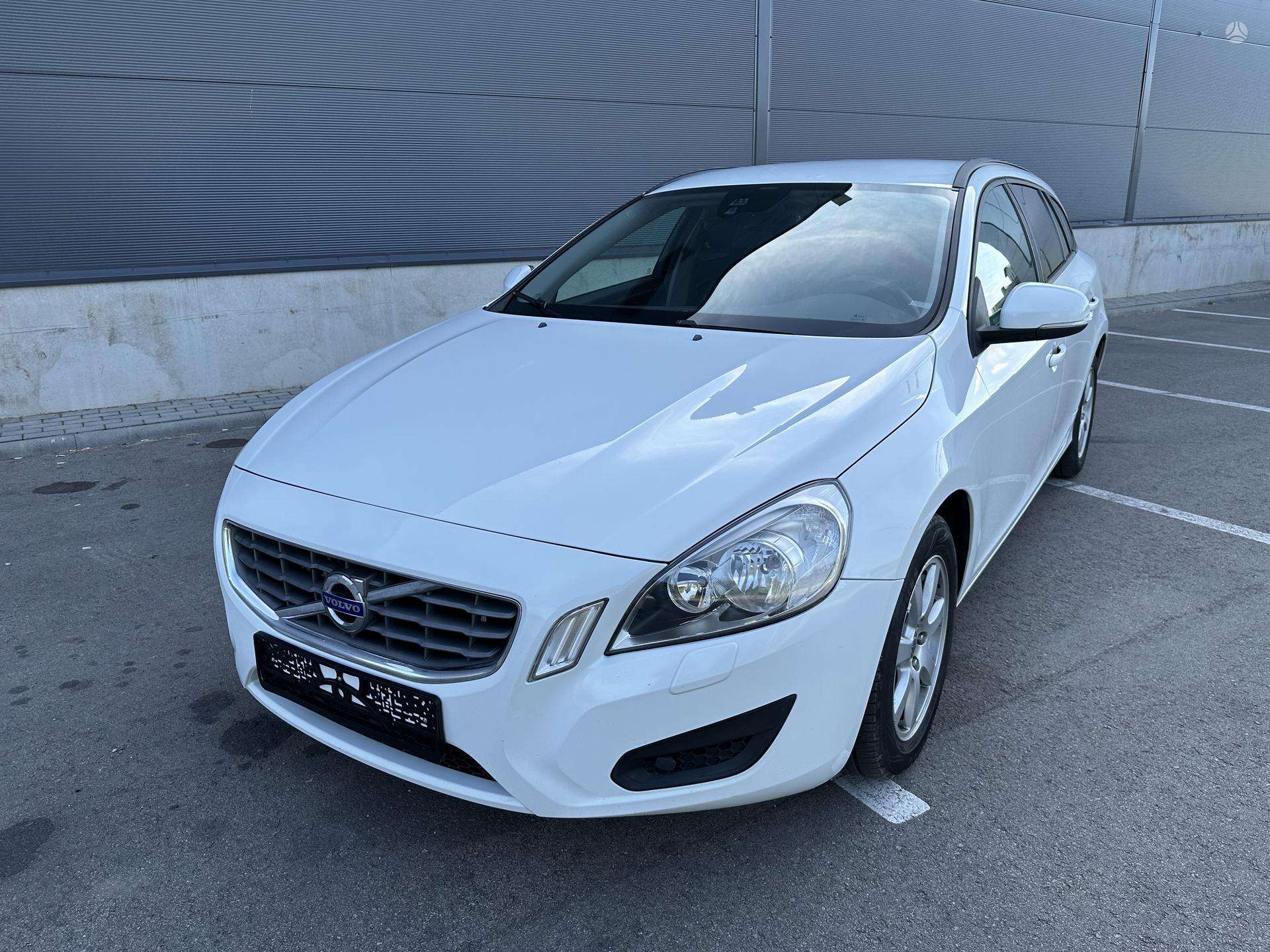 Volvo V60.