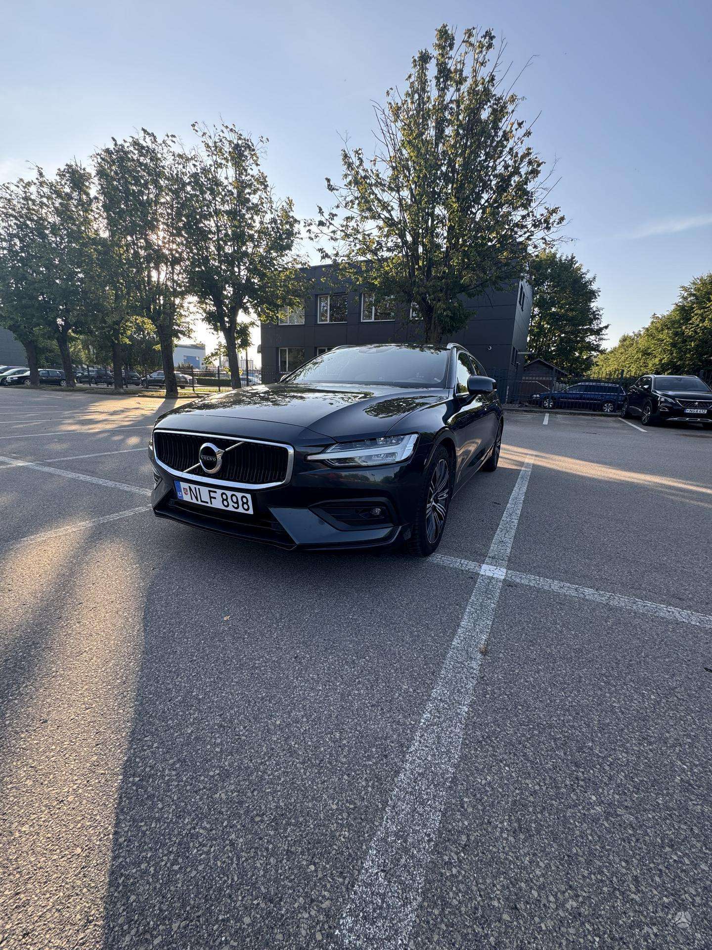 Volvo V60.