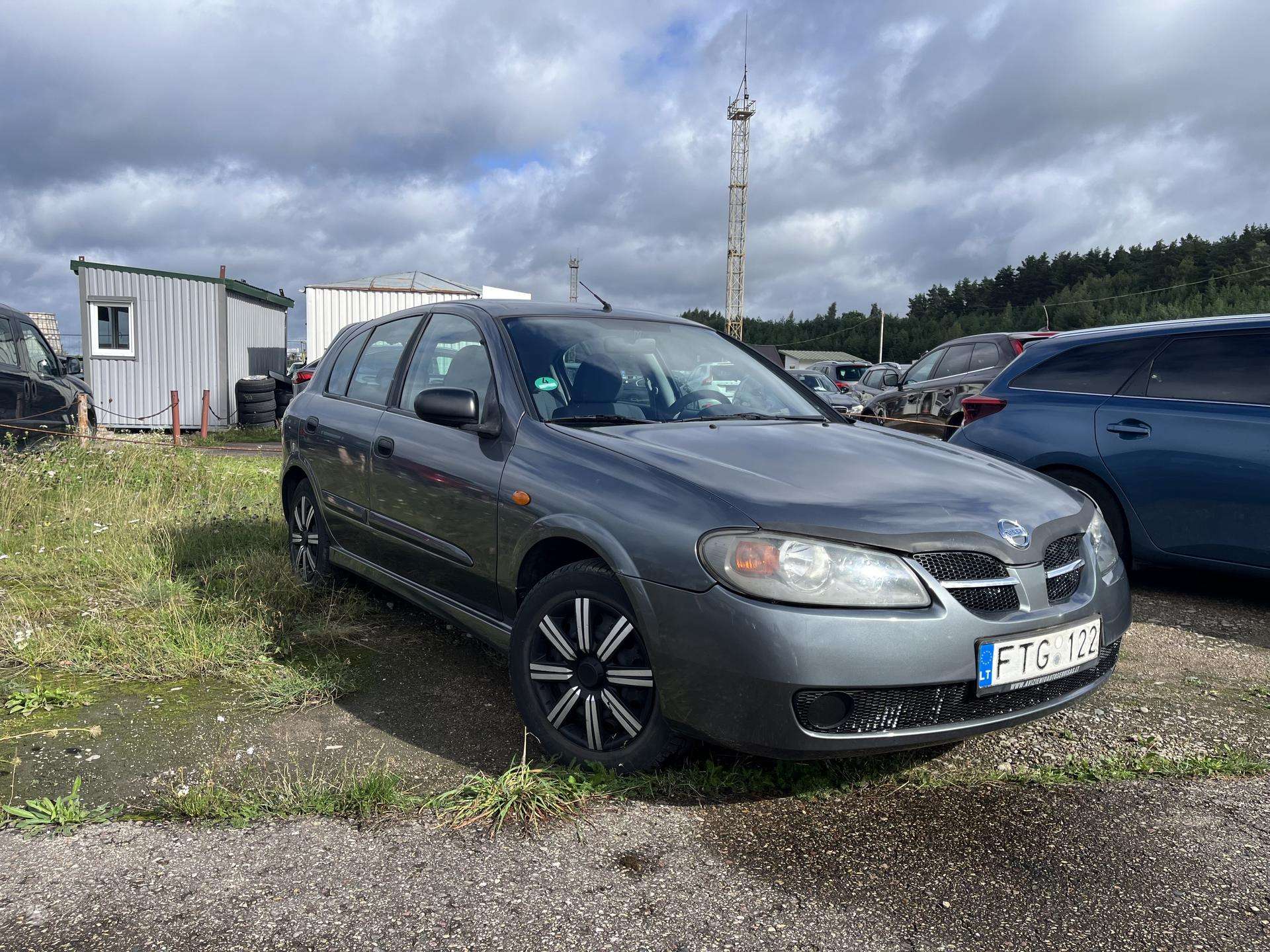 Nissan Almera.