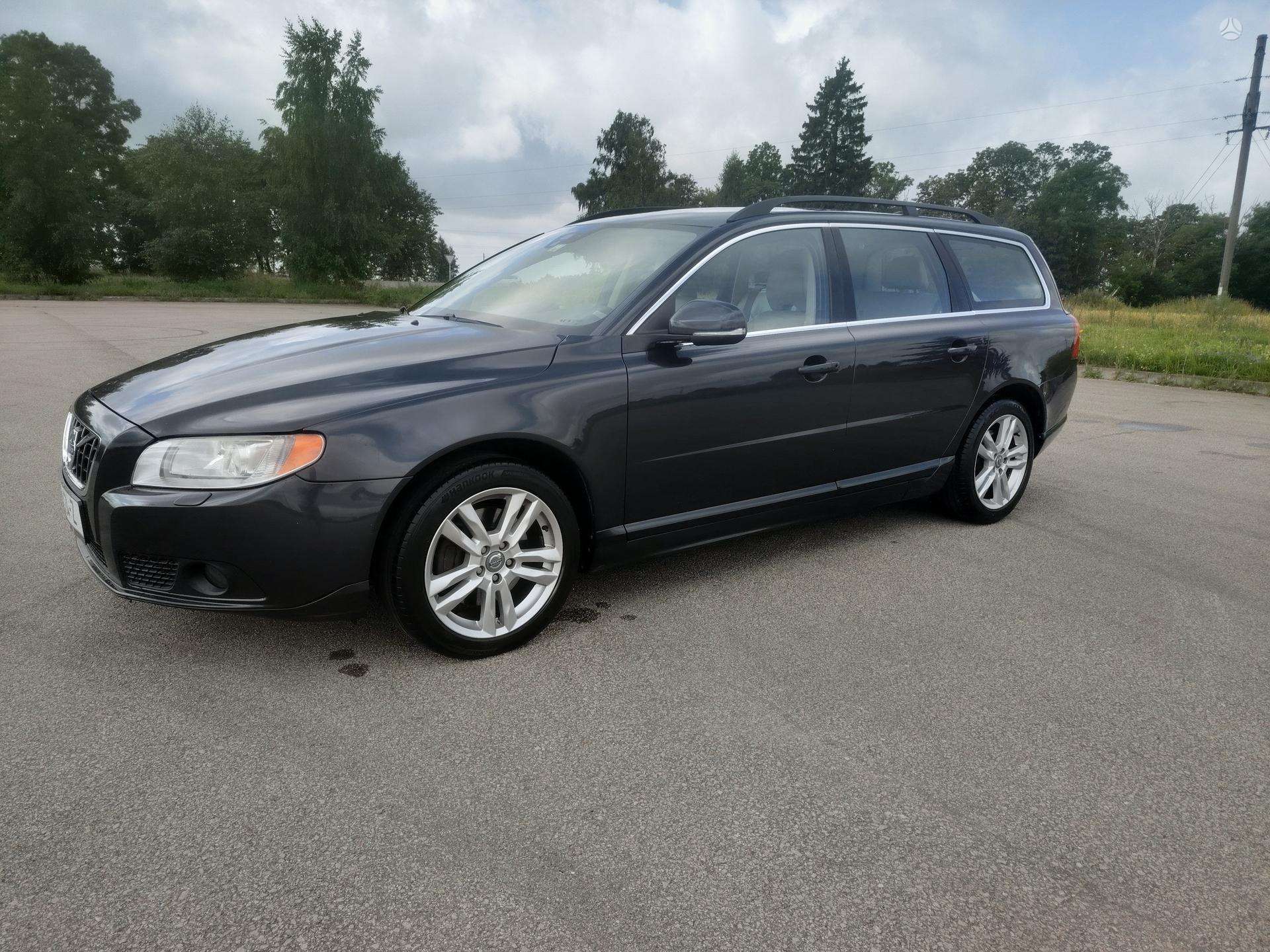 Volvo V70.