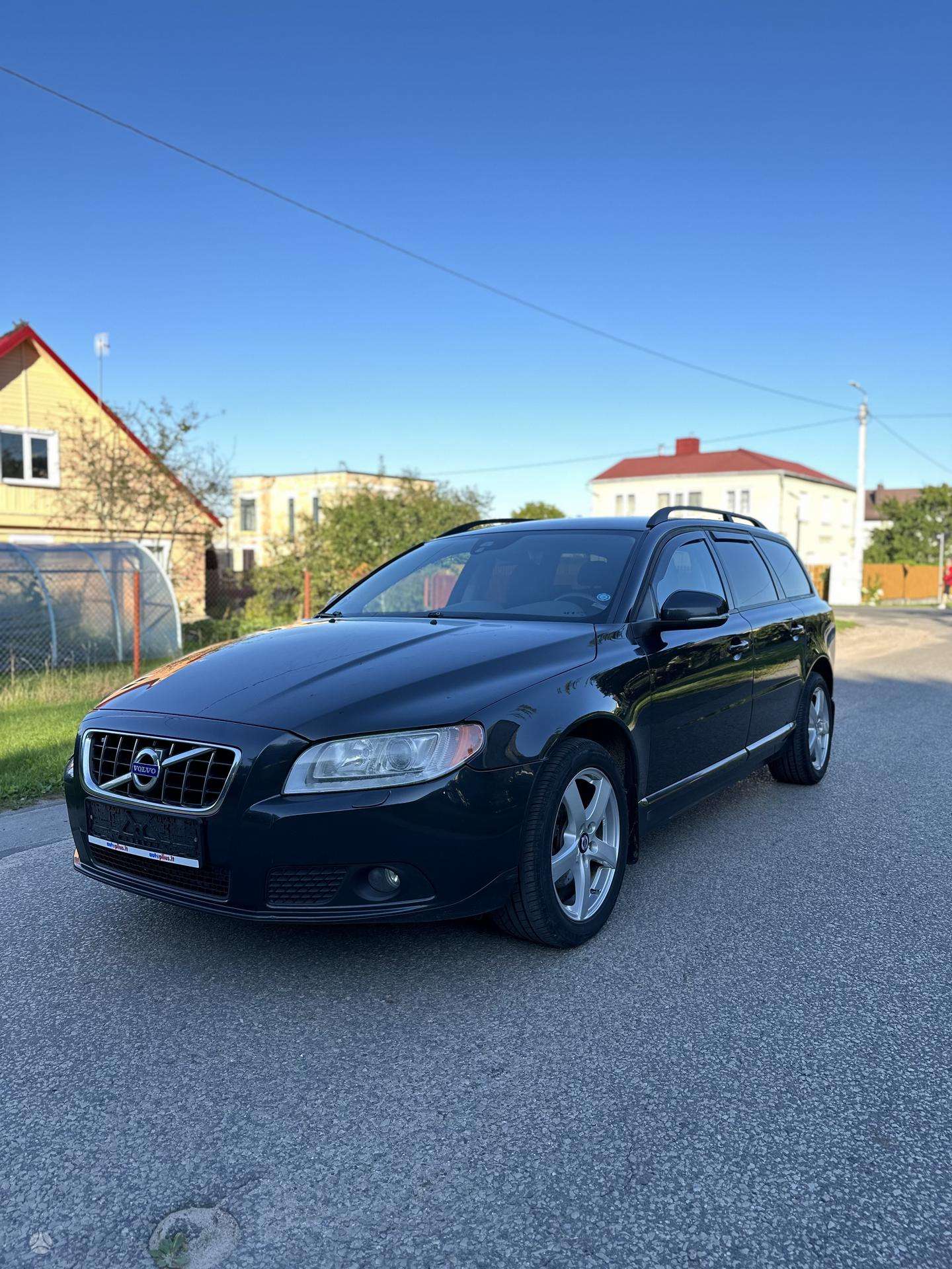 Volvo V70.