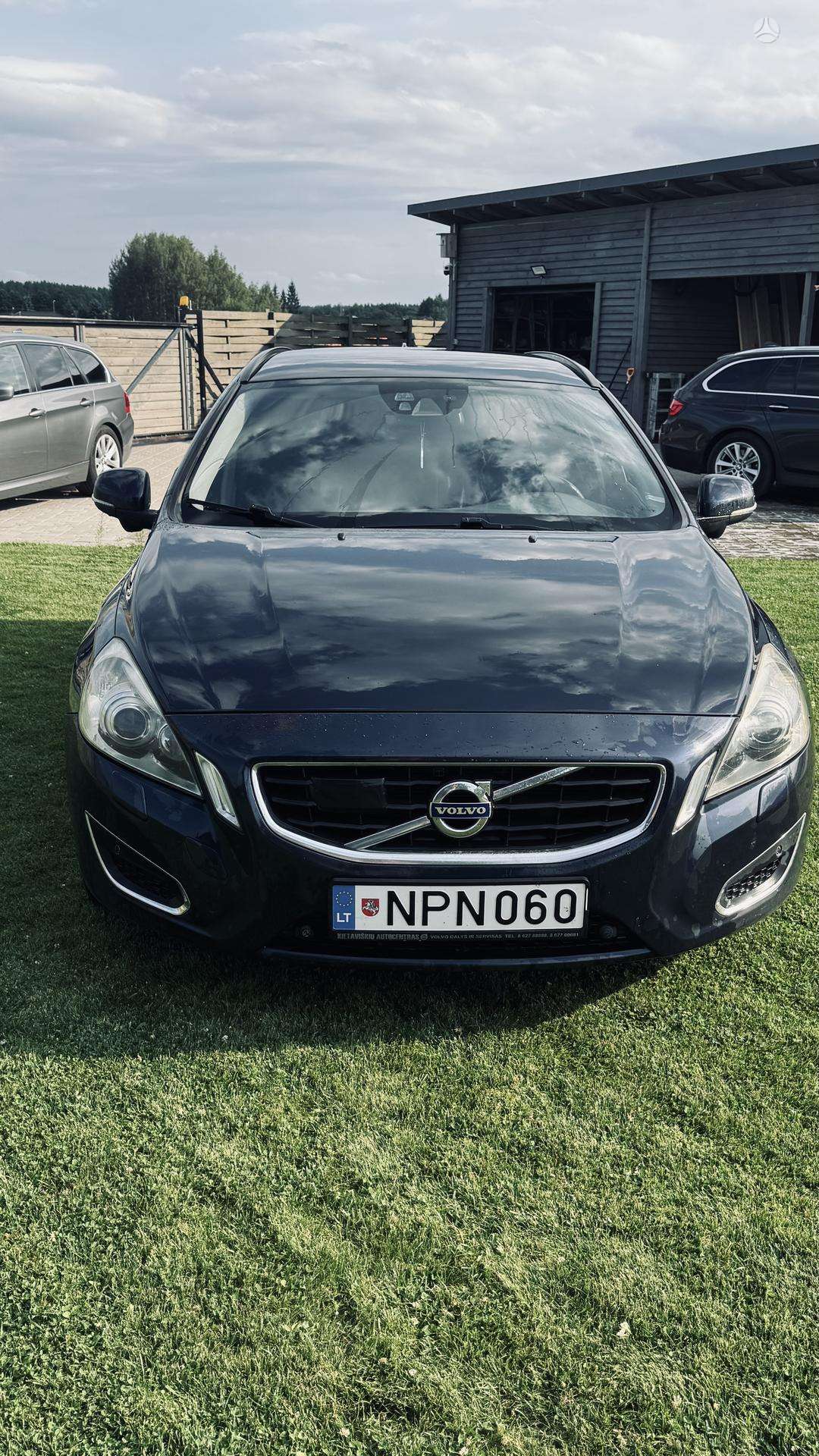 Volvo V60.