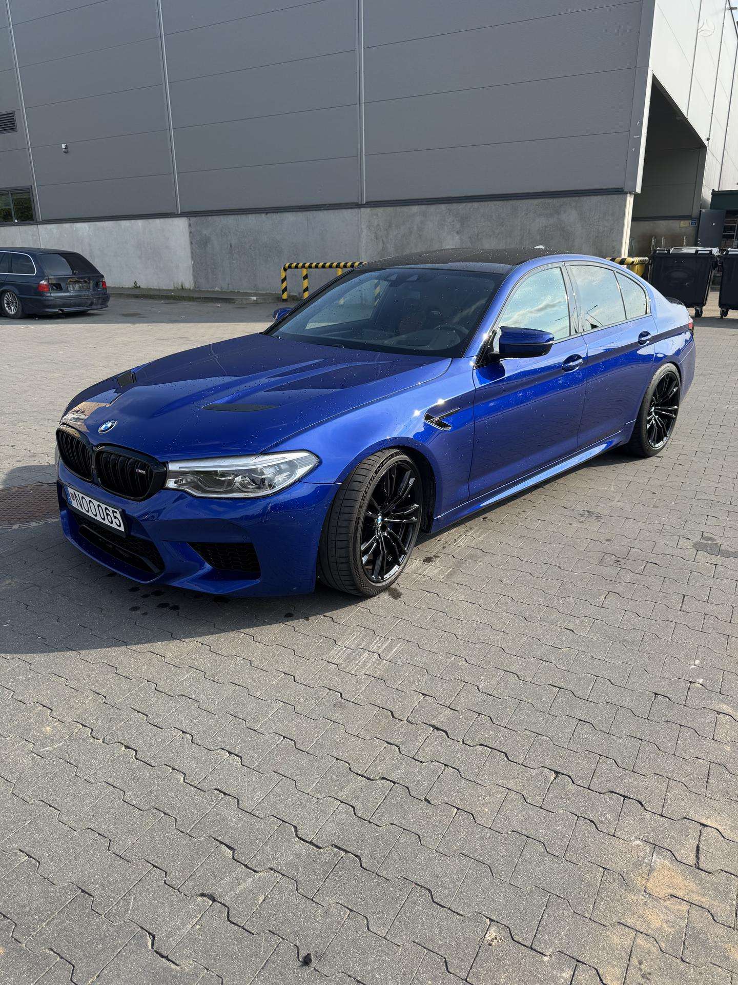 BMW M5.