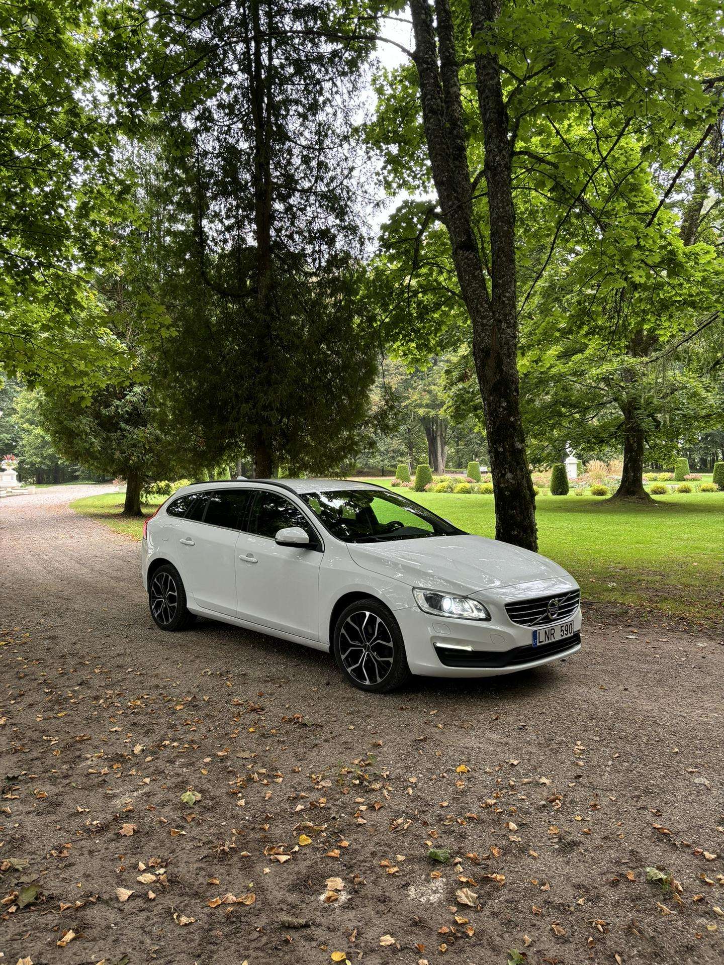 Volvo V60.