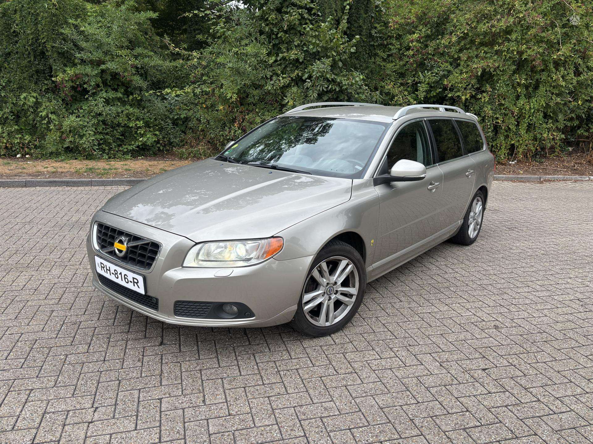 Volvo V70.
