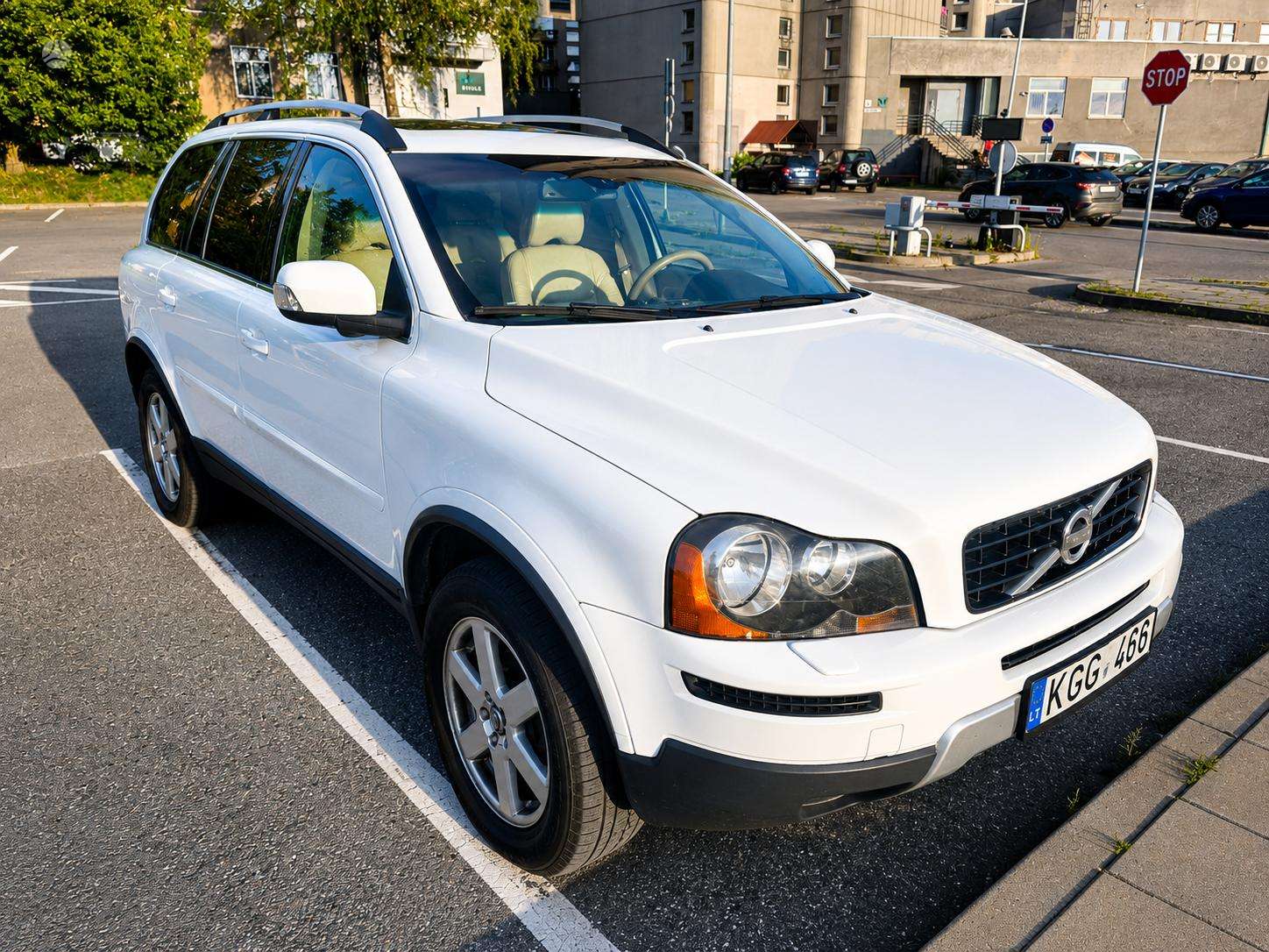 Volvo XC90.