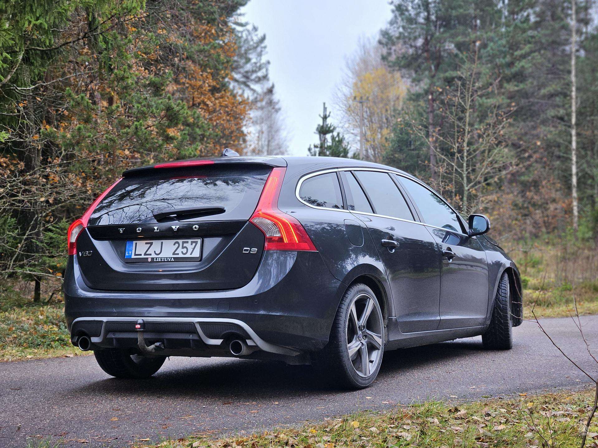 Volvo V60.