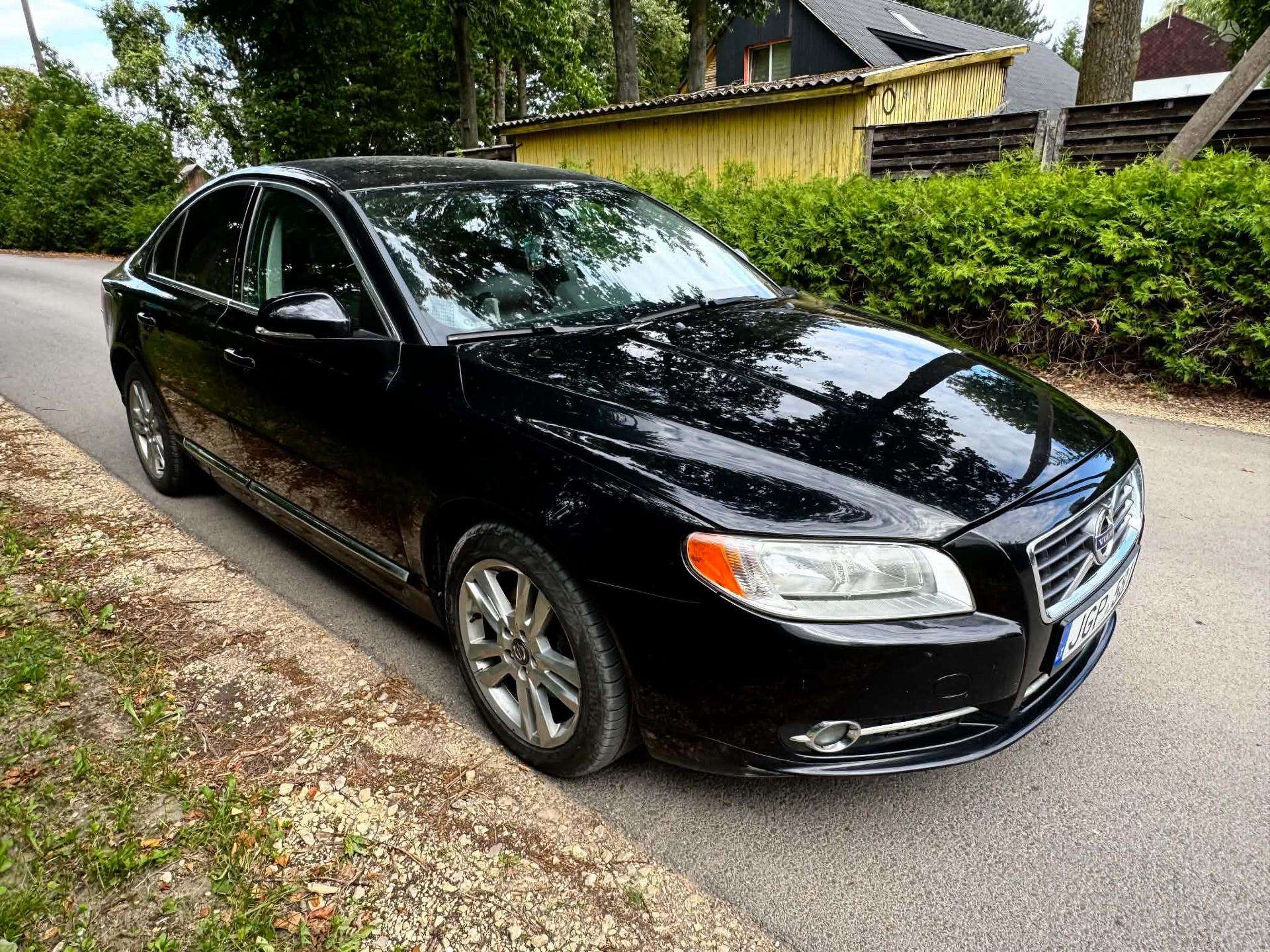 Volvo S80.