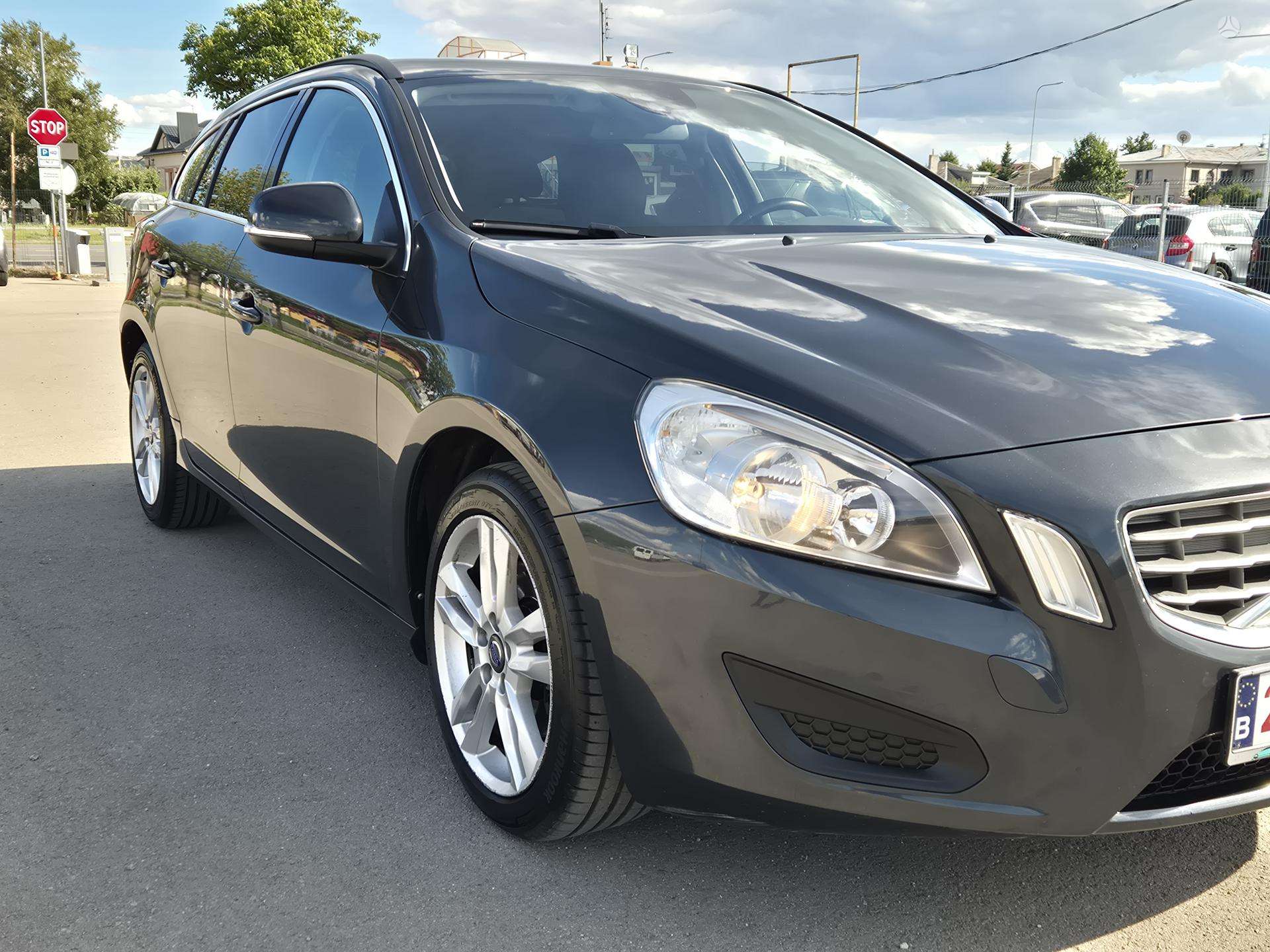 Volvo V60.