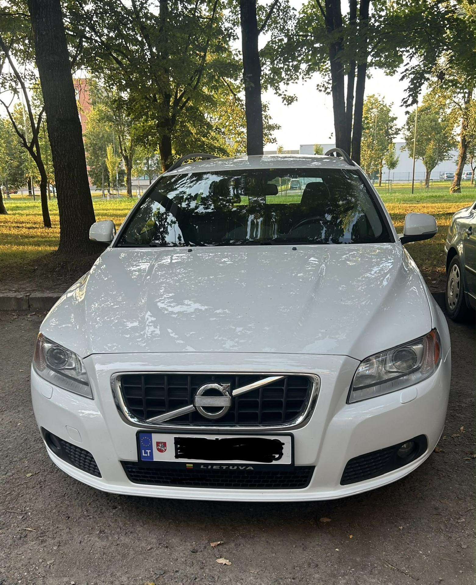 Volvo V70.