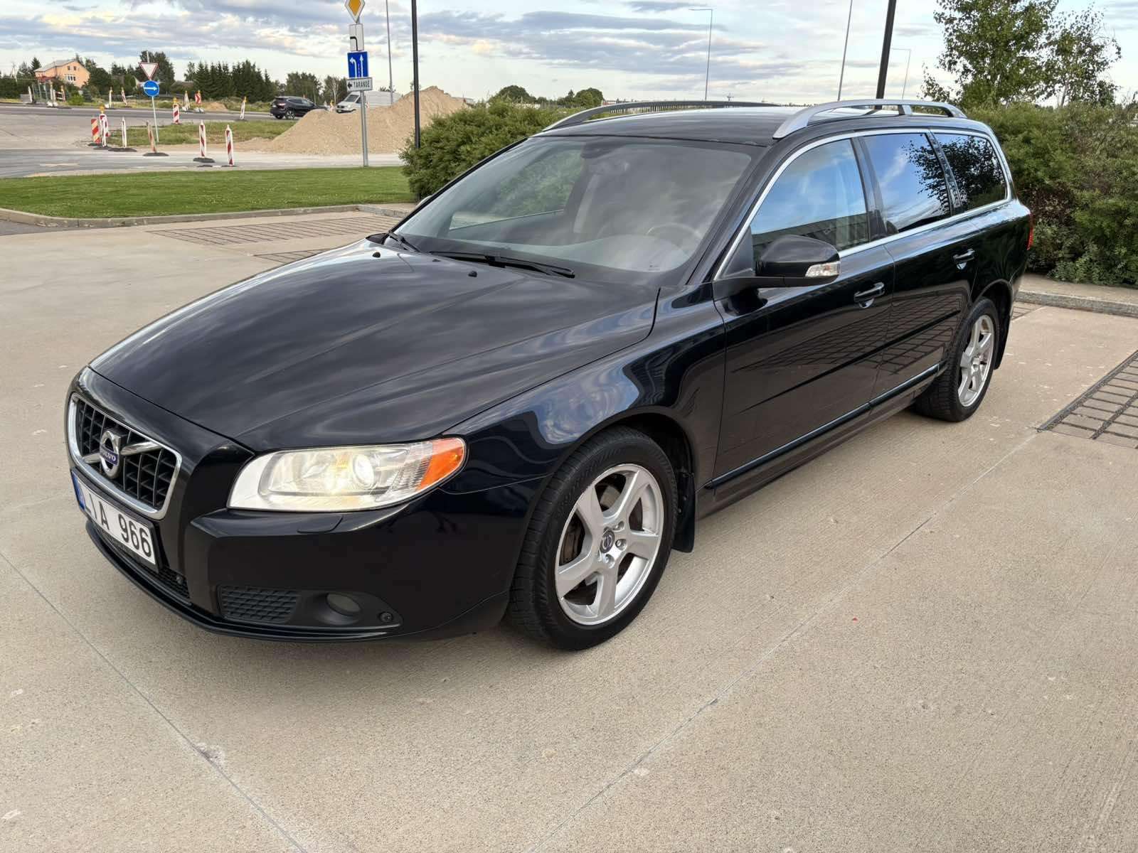 Volvo V70.