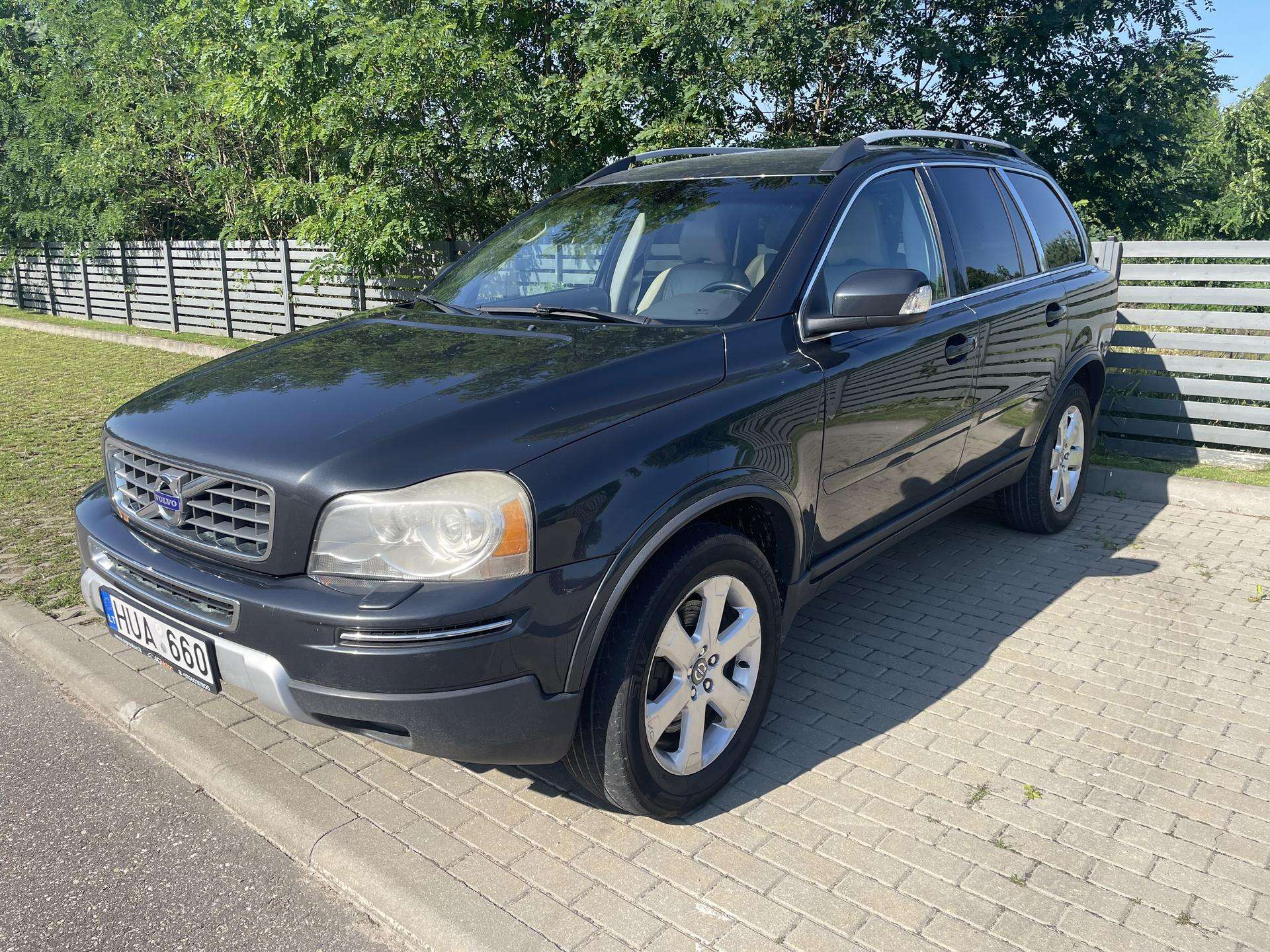 Volvo XC90.
