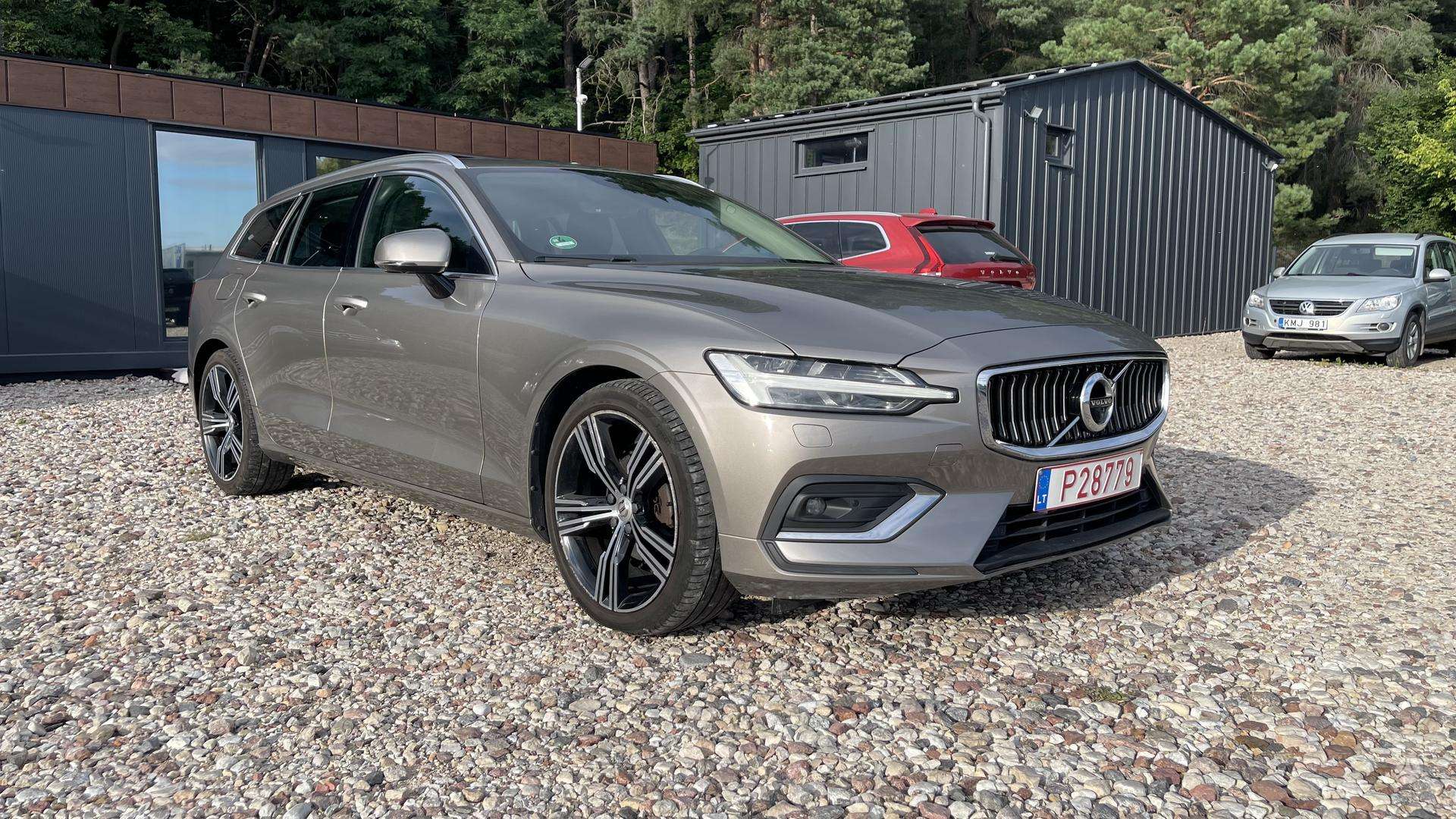 Volvo V60.