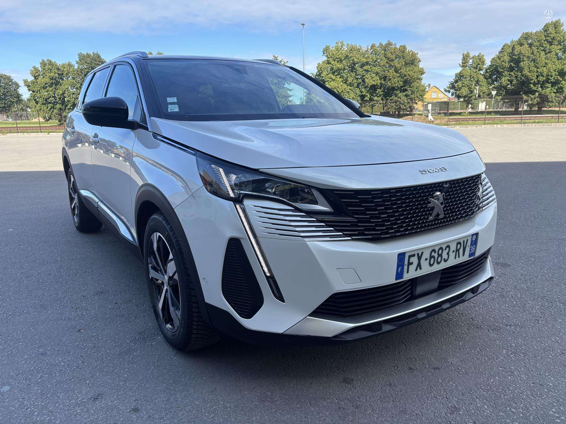 Peugeot 5008.