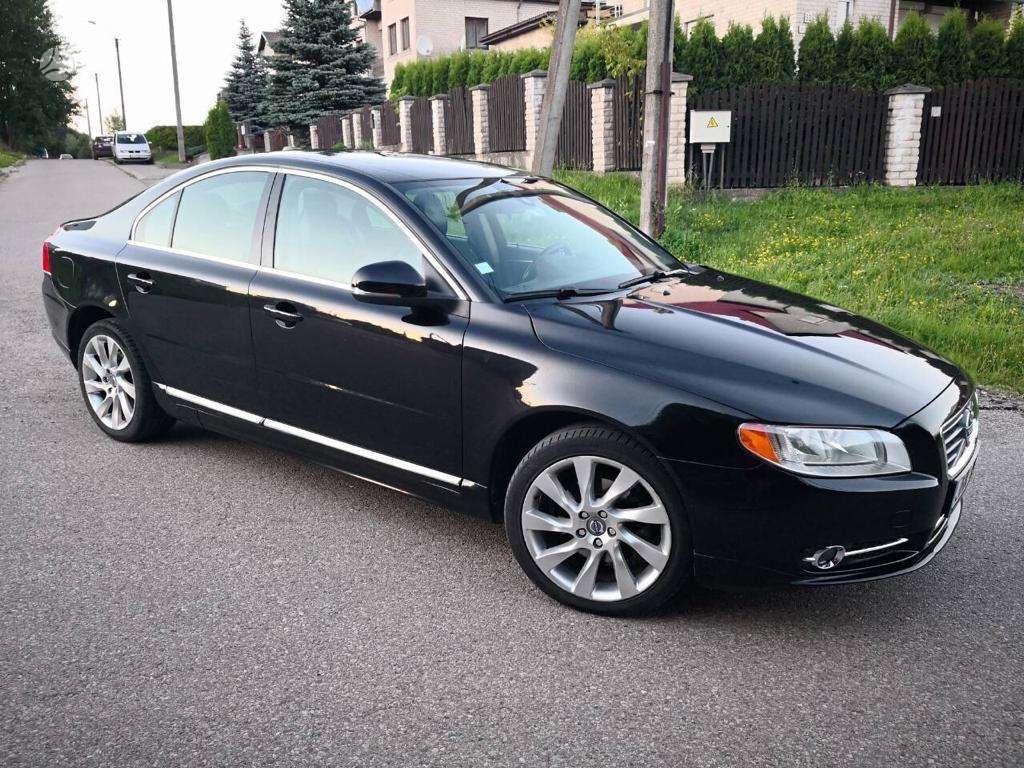 Volvo S80.