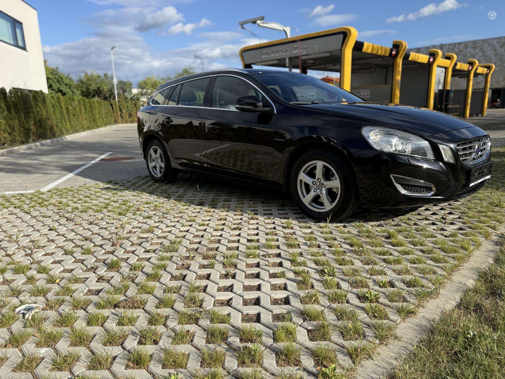 Volvo V60.