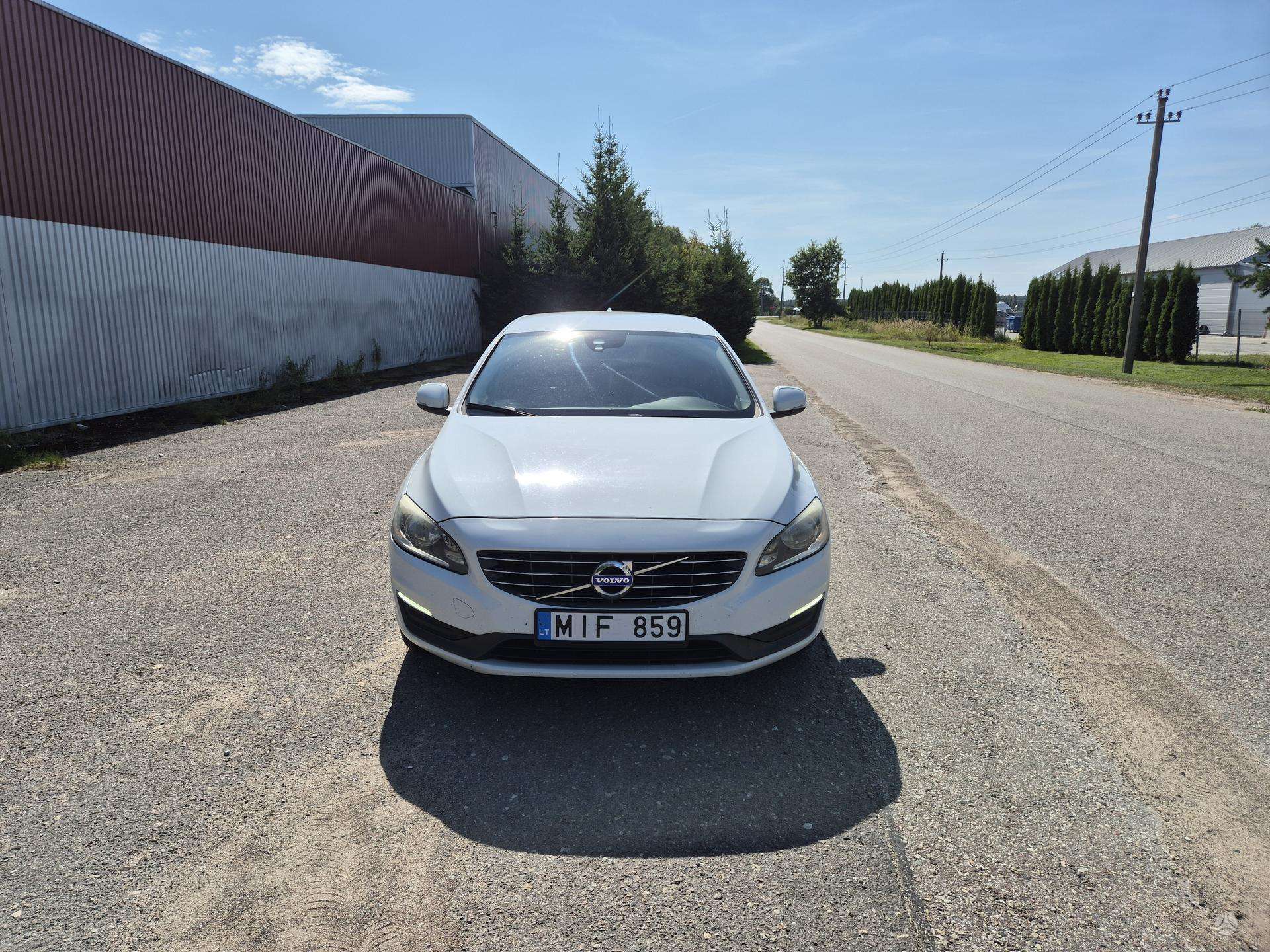 Volvo V60.