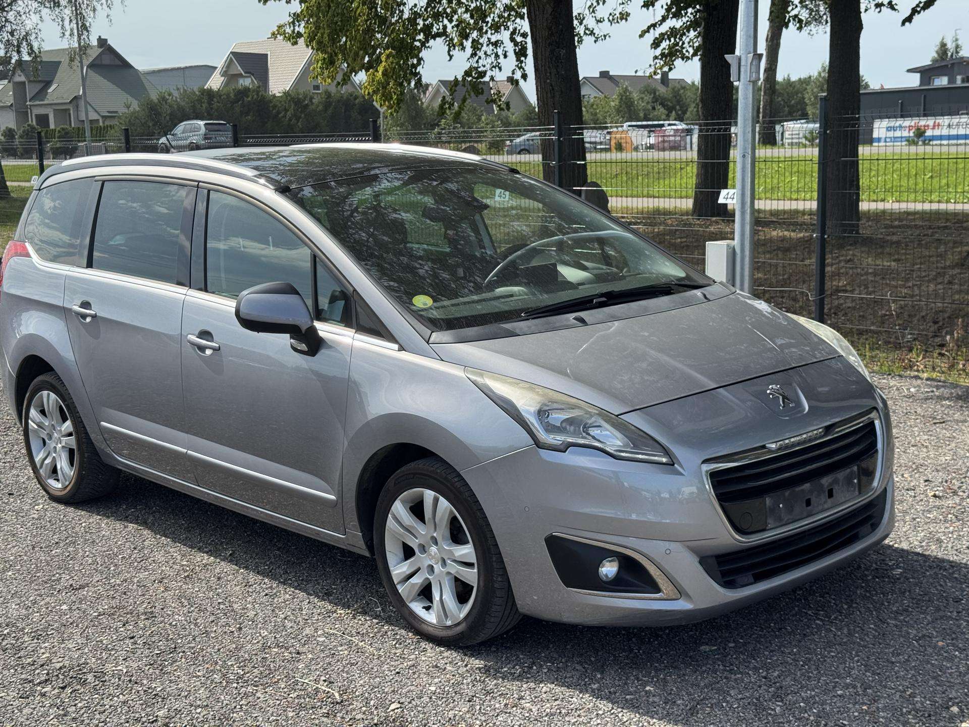 Peugeot 5008.