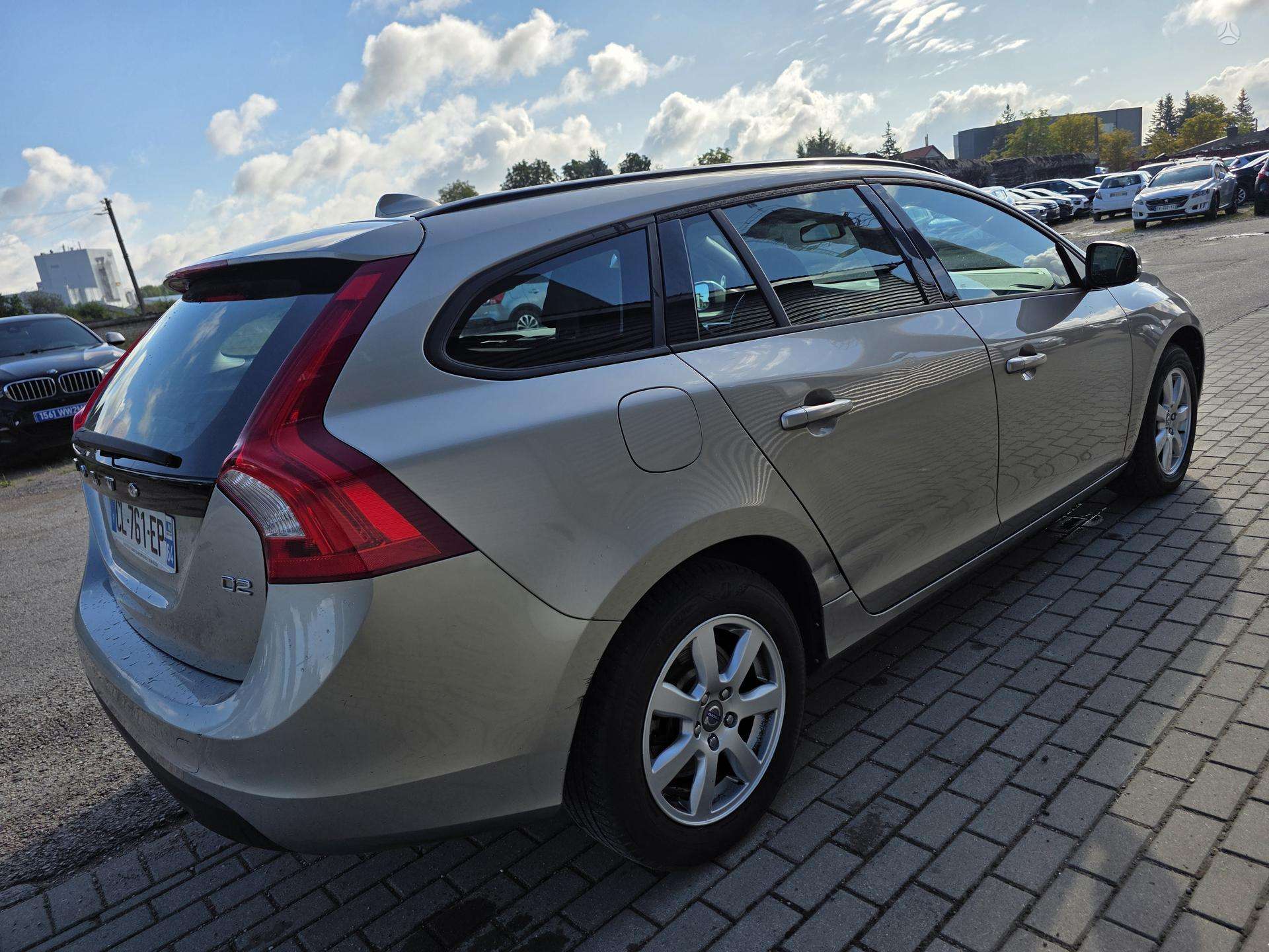 Volvo V60.