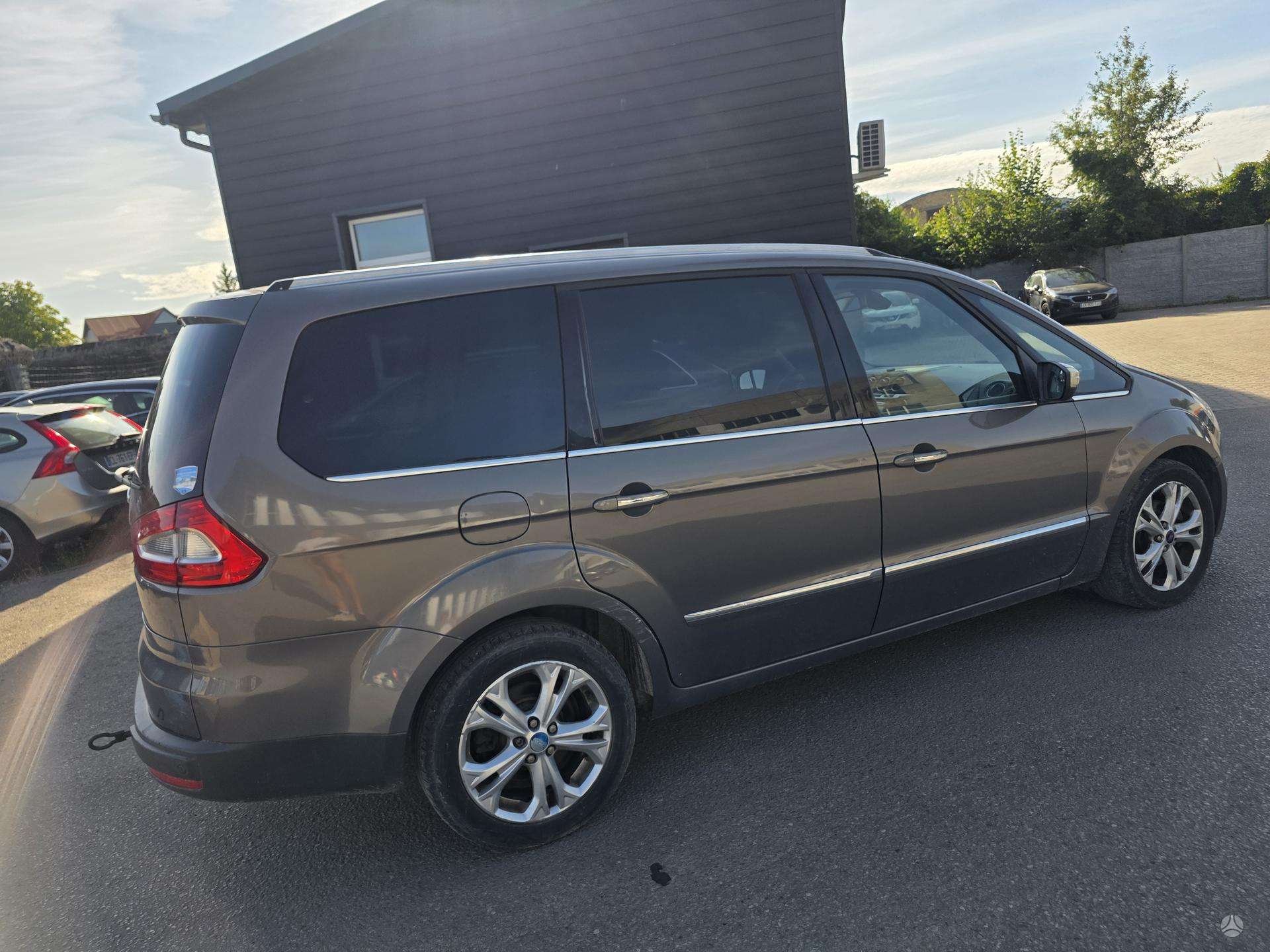 Ford Galaxy.