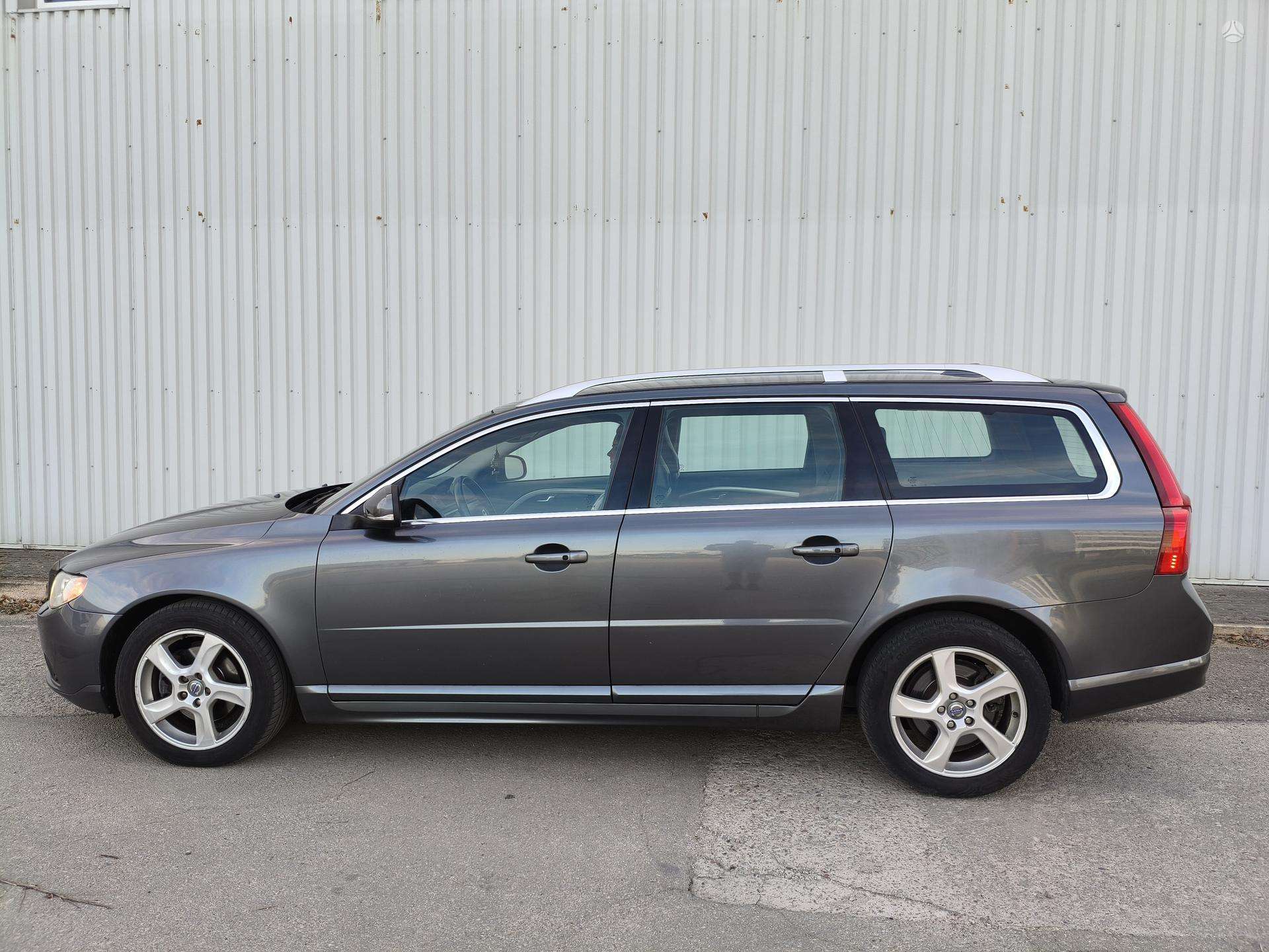 Volvo V70.