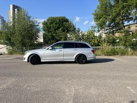 Mercedes-Benz C220.