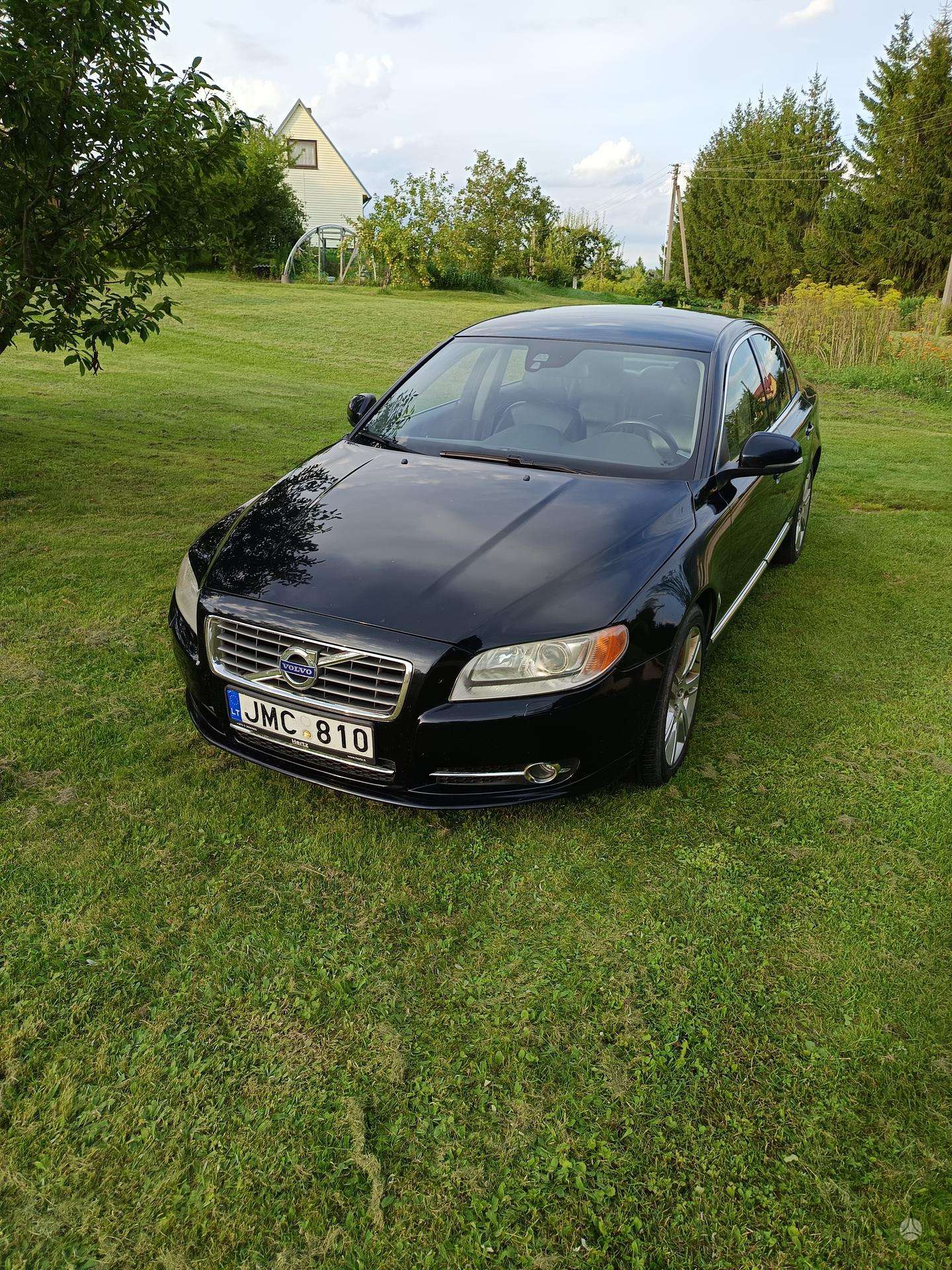Volvo S80.