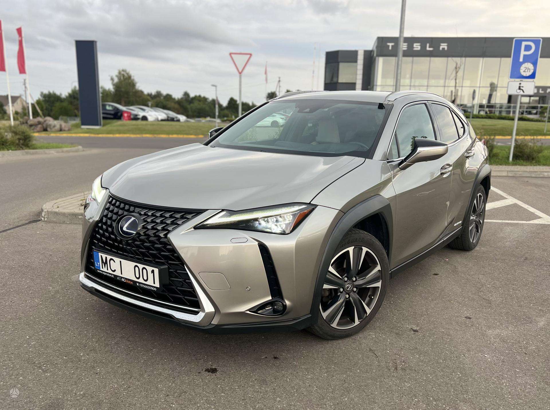 Lexus UX 250h.