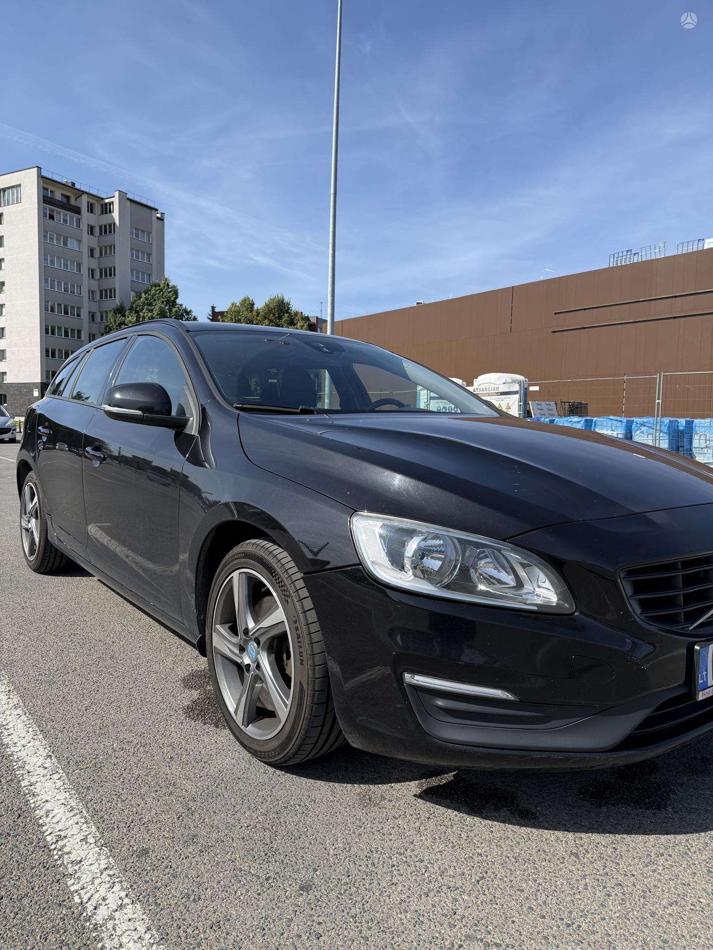 Volvo V60.