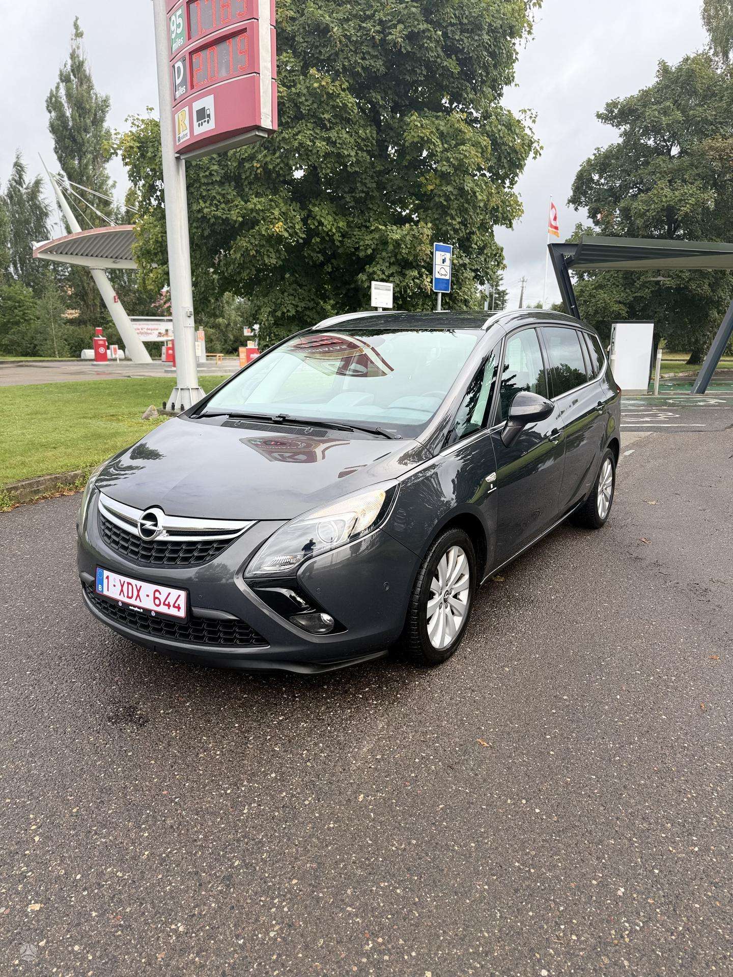 Opel Zafira Tourer.