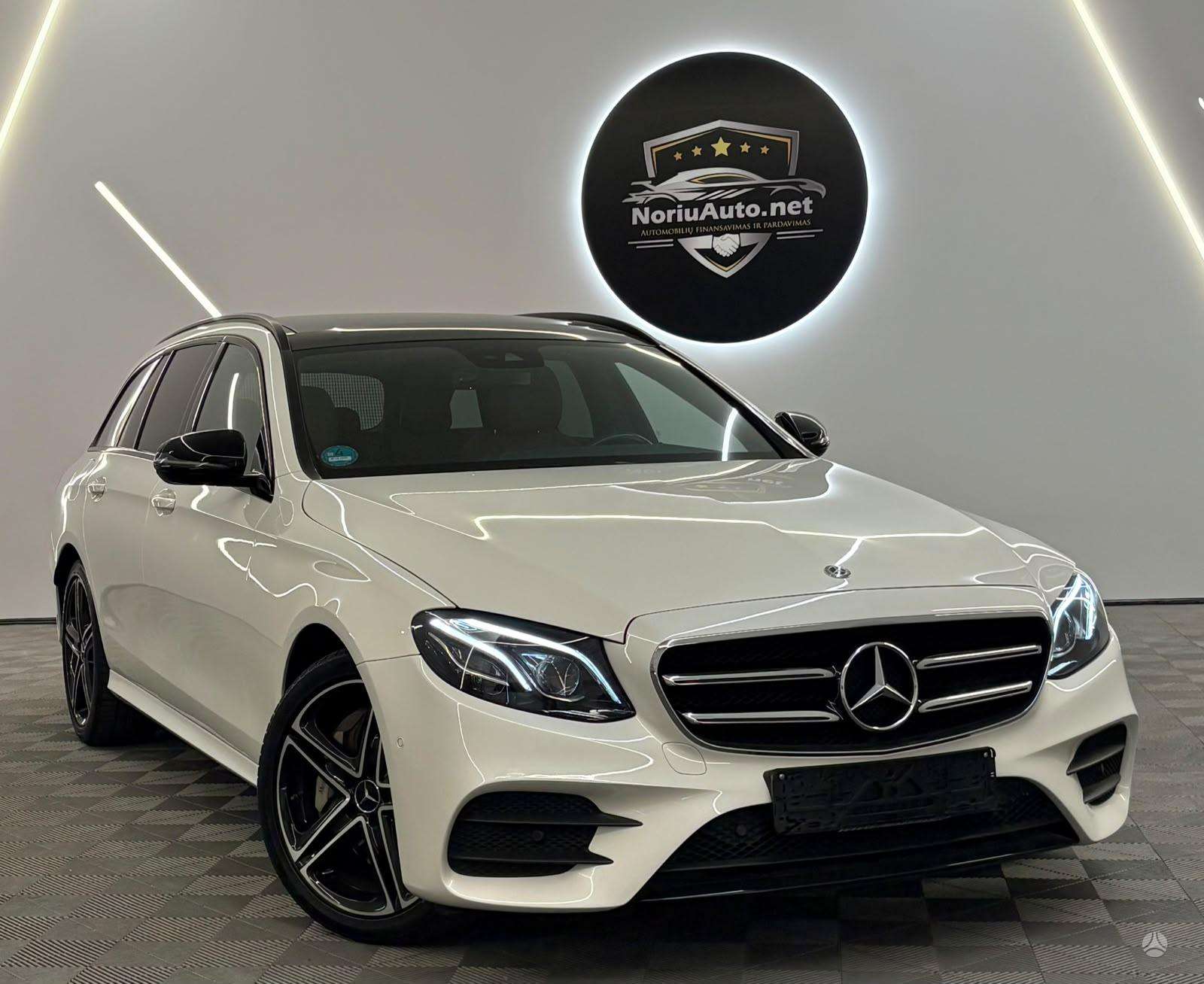 Mercedes-Benz E400.